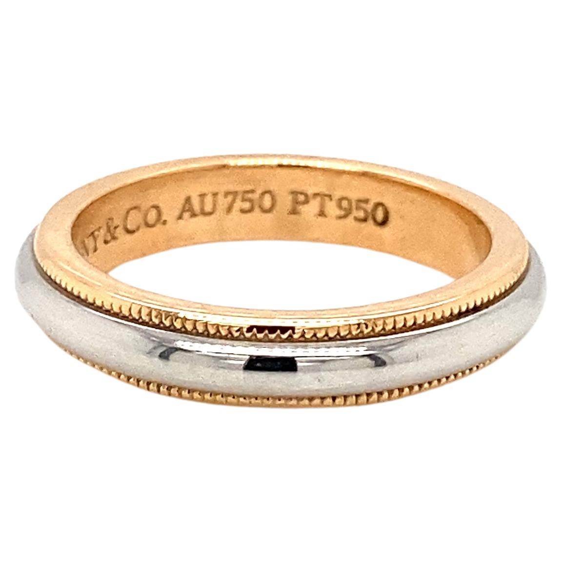 Célébrez l'amour durable avec cette alliance exquise de la célèbre maison de luxe Tiffany & Co., issue de la Collection 'Together'.

Cette magnifique pièce se distingue par son design minimaliste mais sophistiqué, réalisé de main de maître à partir