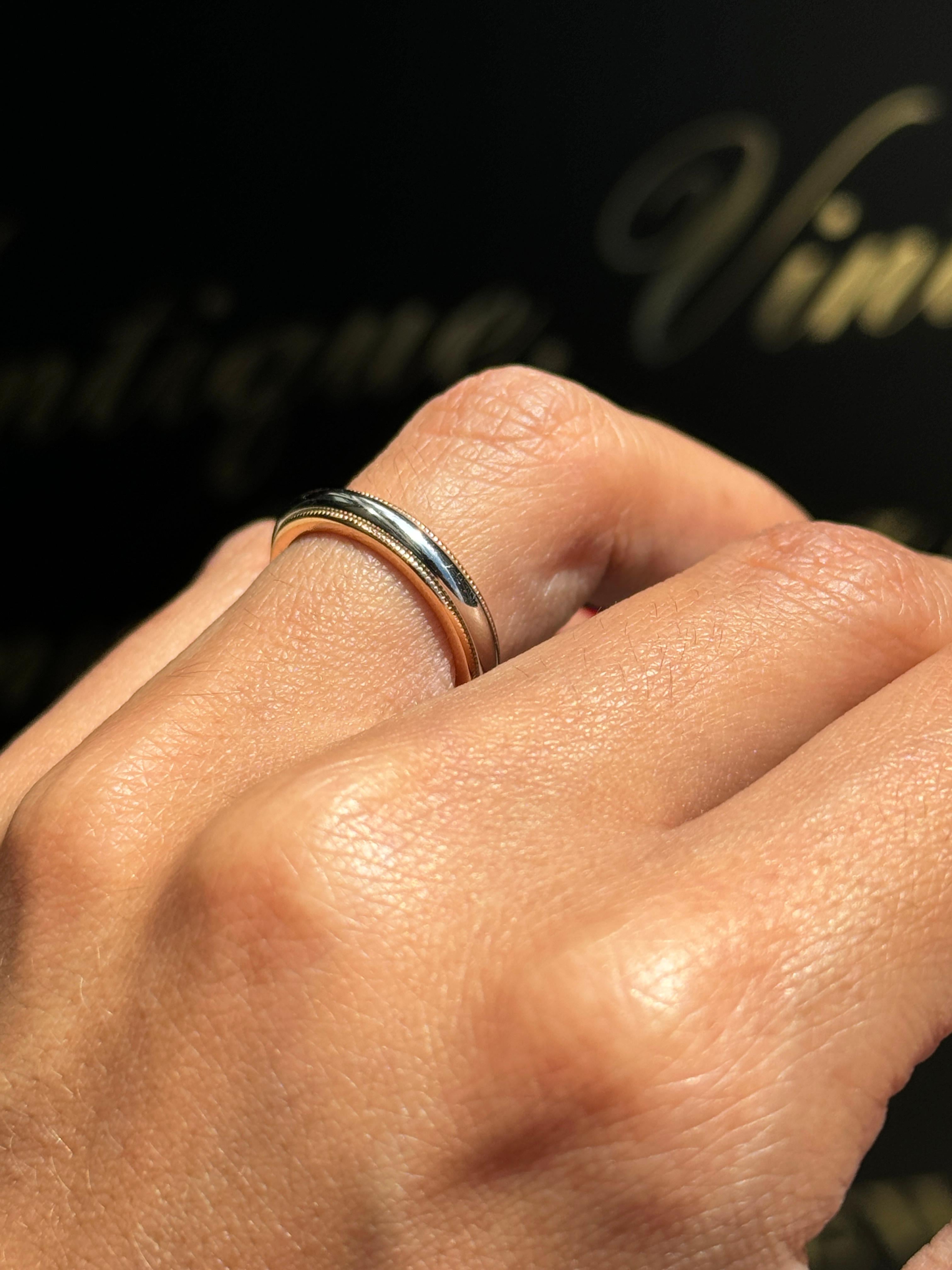 Tiffany & Co. Anneau de mariage en platine et or jaune 18 carats à grains de diamant bicolore Unisexe en vente