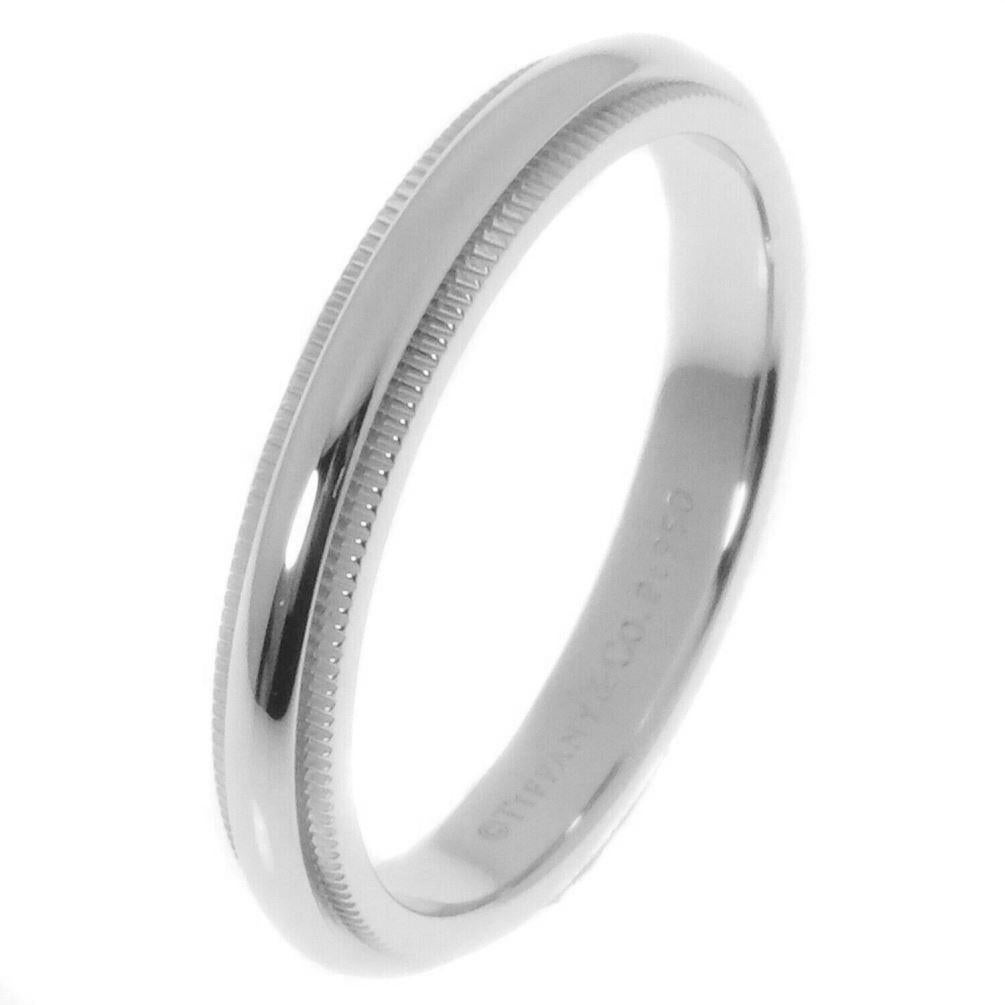 TIFFANY & Co. Together Platin 3mm Milgrain Ehering 7

Metall: Platin 
Größe: 7
Breite des Bandes: 3mm
Gewicht: 5,80 Gramm 
Punze: ©TIFFANY&CO. PT950 
Zustand: Ausgezeichneter Zustand, wie neu 
Tiffany-Preis: $1.500

Garantierte Echtheit 