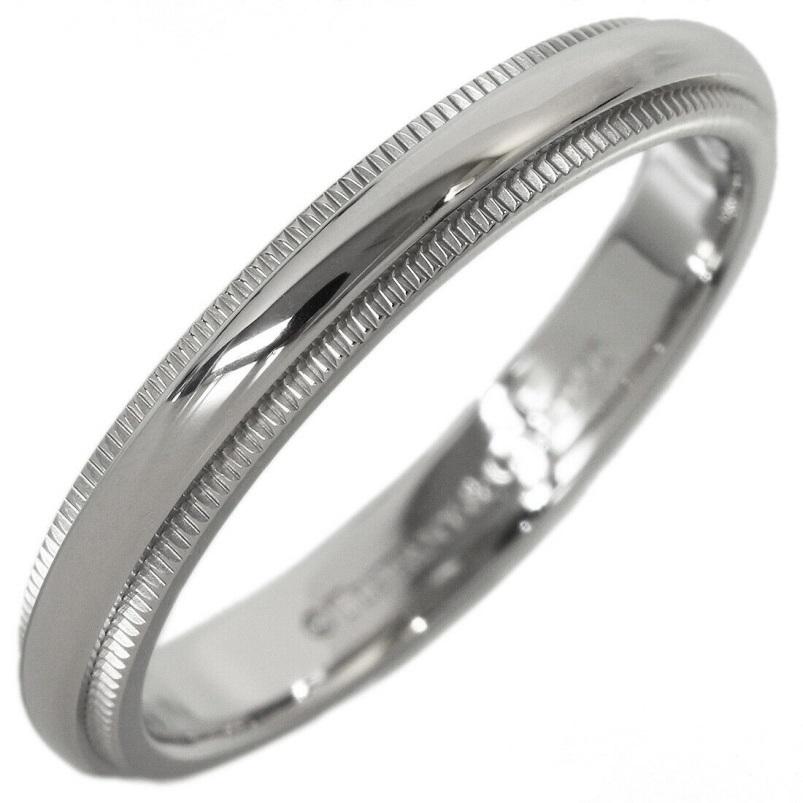 TIFFANY & Co. Alliance en platine à 3 mm de couleur milgrain, taille 7,5

Métal : Platine 
Taille : 7.5
Largeur de la bande : 3 mm
Poids : 5,80 grammes 
Poinçon : ©TIFFANY&CO. PT950 
Condit : Excellent état, comme neuf.
Tiffany Prix : 1