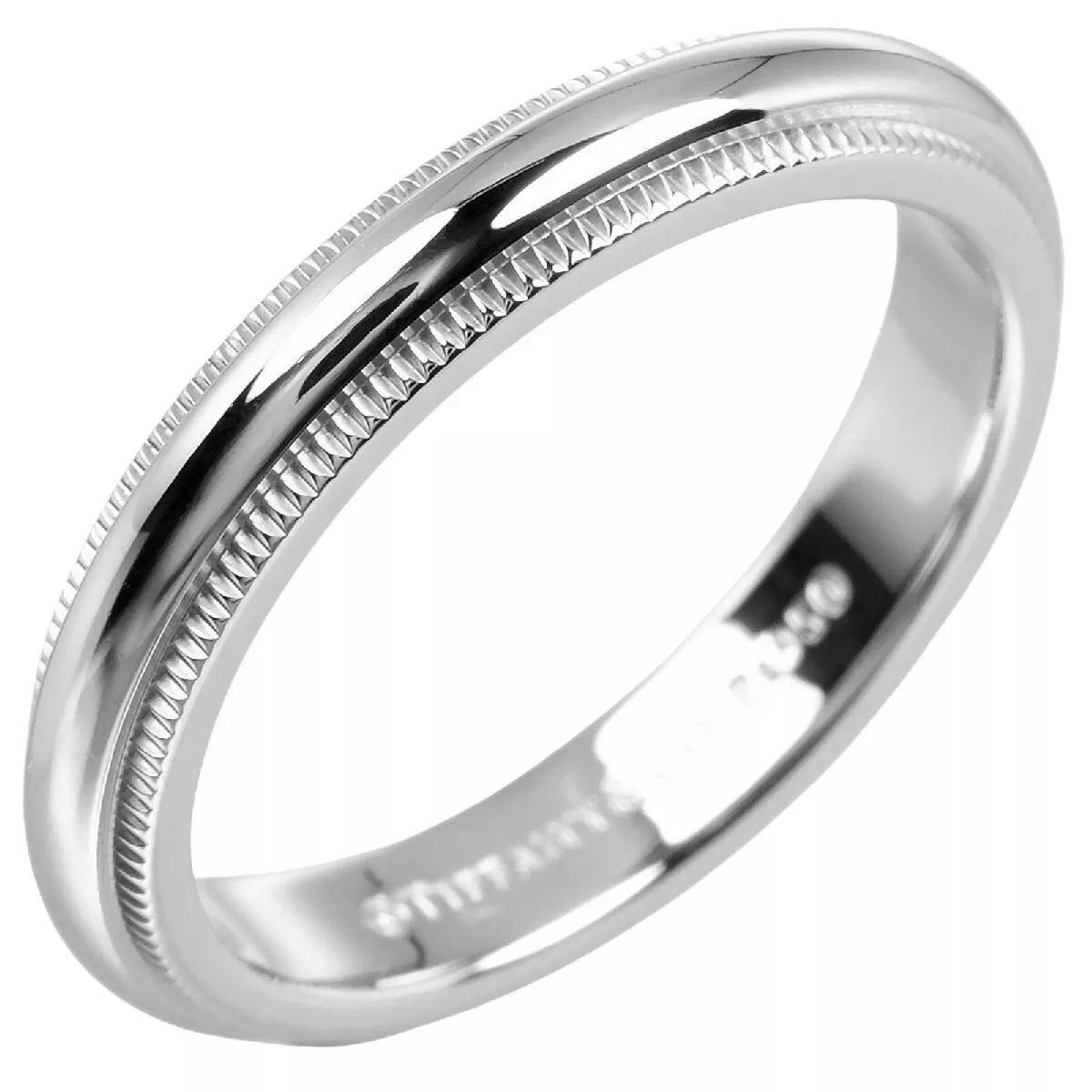 TIFFANY & Co. Alliance en platine 3 mm de couleur milgrain, taille 8,5

Métal : Platine 
Taille : 8.5
Largeur de la bande : 3 mm
Poids : 6.10 grammes 
Poinçon : ©TIFFANY&CO. Pt950 
Condit : Excellent état, comme neuf.
Tiffany Prix : 1