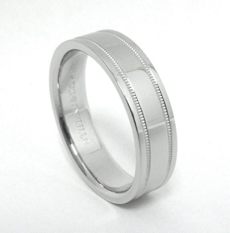 TIFFANY & Co. Juntos Platino 6mm Doble Milgrain Anillo de boda 11 Hombres

 Metal: Platino 
 Tamaño: 11 
 Ancho de banda: 6 mm
 Peso: 15.0 gramos
 Sello: ©TIFFANY&CO. PT950
 Estado: Excelente estado, como nuevo, viene con la caja de Tiffany
 Precio