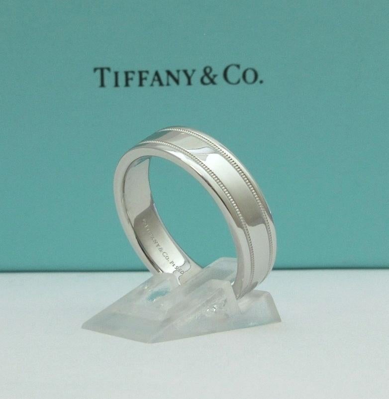TIFFANY & Co. Juntos Platino 6mm Doble Milgrain Anillo de boda 11 Hombres

 Metal: Platino 
 Tamaño: 11 
 Ancho de banda: 6 mm
 Peso: 15.20 gramos
 Sello: ©TIFFANY&CO. Pt950
 Estado: Excelente estado, como nuevo, viene con la caja de Tiffany
 Precio