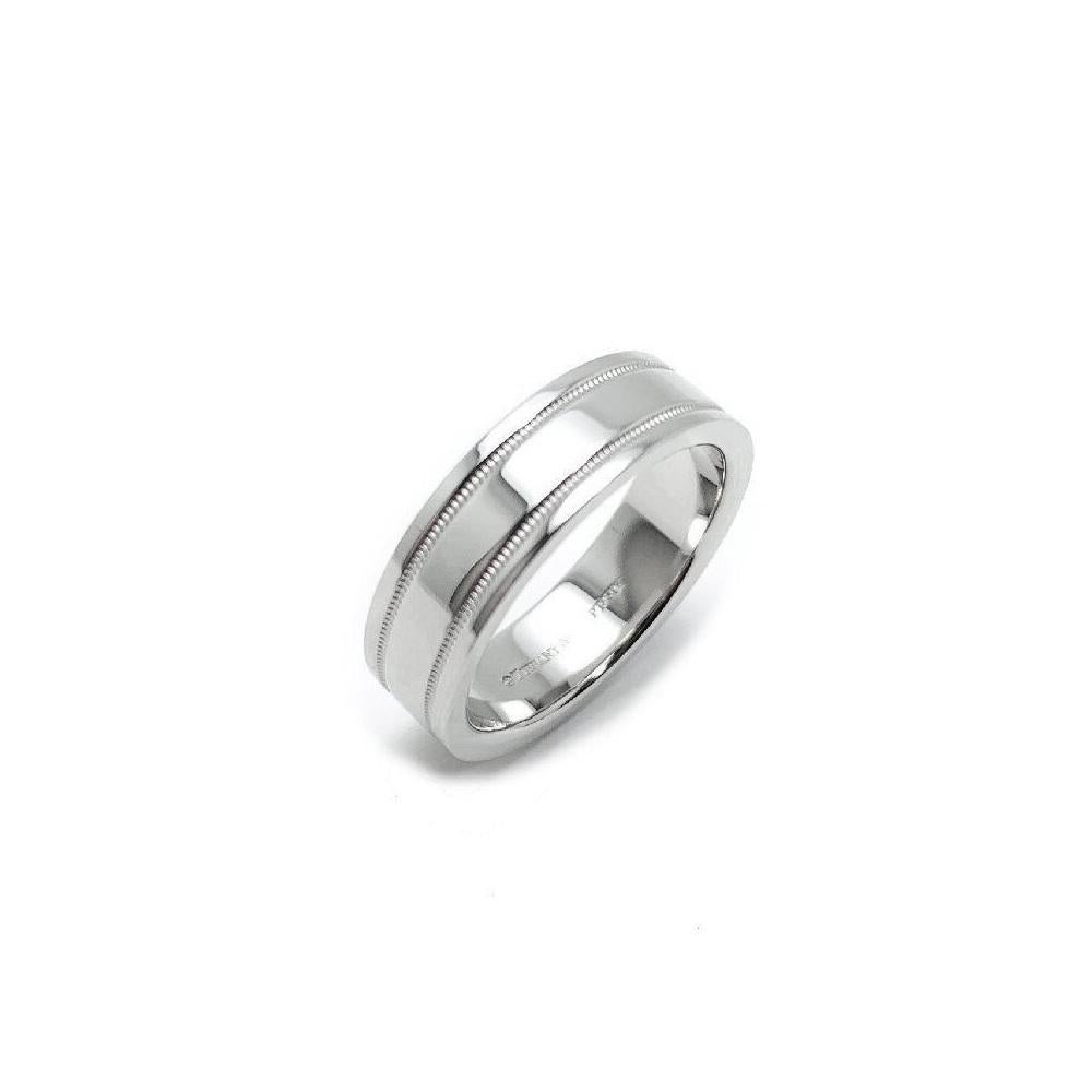 TIFFANY & Co. Ensemble Platine 6mm Double Milgrain Anneau de Mariage 8.5

 Métal : Platine 
 Taille : 8.5 
 Largeur de la bande : 6 mm
 Poids : 13.70 grammes
 Poinçon : ©TIFFANY&CO. PT950
 Condit : Excellent état, comme neuf.
 Prix Tiffany :