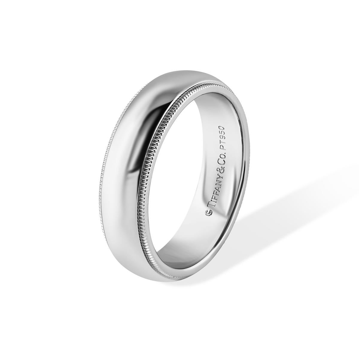 TIFFANY & Co. Together Platin 6mm Milgrain Ehering 9,5

 Metall: Platin 
 Größe: 9.5 
 Breite des Bandes: 6mm
 Gewicht: 13,20 Gramm
 Markenzeichen: TIFFANY&CO. PT950
 Zustand: Ausgezeichneter Zustand

Garantierte Echtheit
