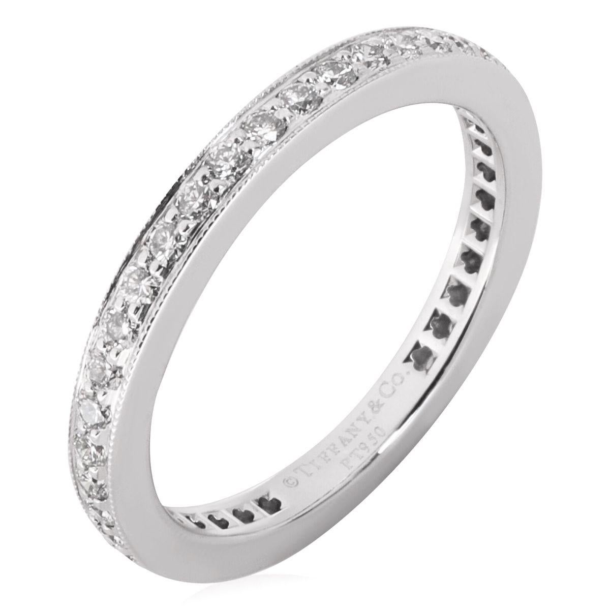 TIFFANY & Co. Ensemble Platine Diamond Legacy 2mm Milgrain Band Ring 5

Evoque le glamour de la période édouardienne. Bague en platine avec un bord en milgrain et un cercle complet de diamants ronds de taille brillant sertis. Largeur : 2 mm. Poids