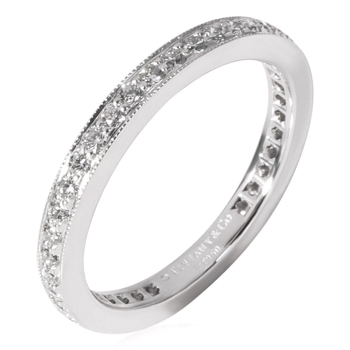 TIFFANY & Co. Ensemble Platine Diamond Legacy 2mm Milgrain Band Ring 5 Excellent état - En vente à Los Angeles, CA