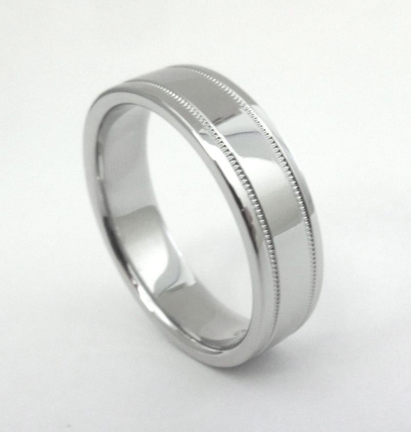 TIFFANY & Co. Ensemble Platine 6mm Double Milgrain Anneau de Mariage 10.5 Hommes

Métal : Platine 
Taille : 10.5 
Largeur de la bande : 6 mm
Poids : 14,20 grammes
Poinçon : ©TIFFANY&CO. PT950
Condit : Excellent état, comme neuf, livré avec la boîte