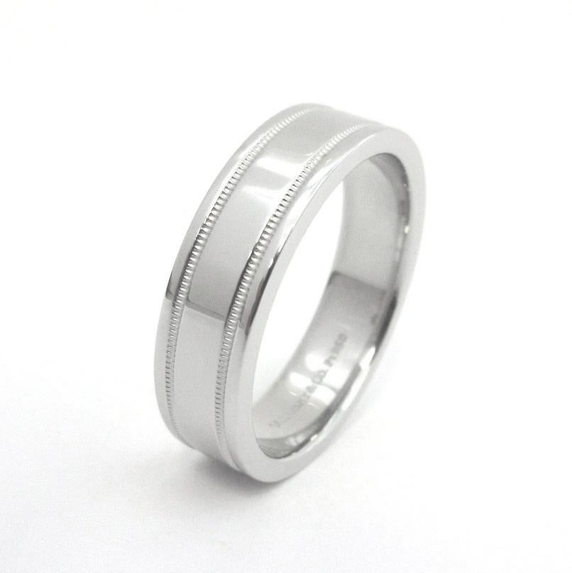 TIFFANY & Co. Juntos Platino 6mm Doble Milgrain Alianza 10.5

Metal: Platino 
Tamaño: 10,5 
Ancho de banda: 6 mm
Peso: 15.20 gramos
Sello: ©TIFFANY&CO. Pt950
Estado: Excelente estado, como nuevo
Precio Tiffany: 3.000

Autenticidad garantizada