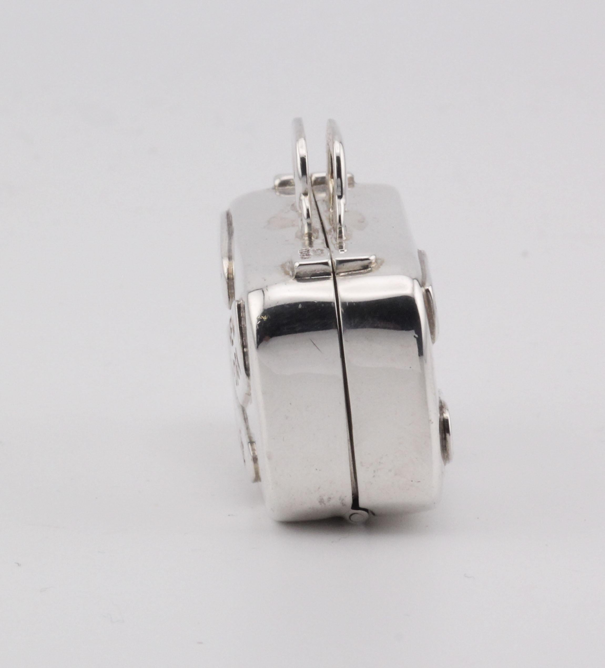 La campaña Tiffany & Co. El pastillero maleta de plata de ley es un encantador guiño al mundo de los viajes y la aventura. Elaborada con precisión, esta maleta en miniatura está hecha de lustrosa plata de ley, mostrando el compromiso de la marca con