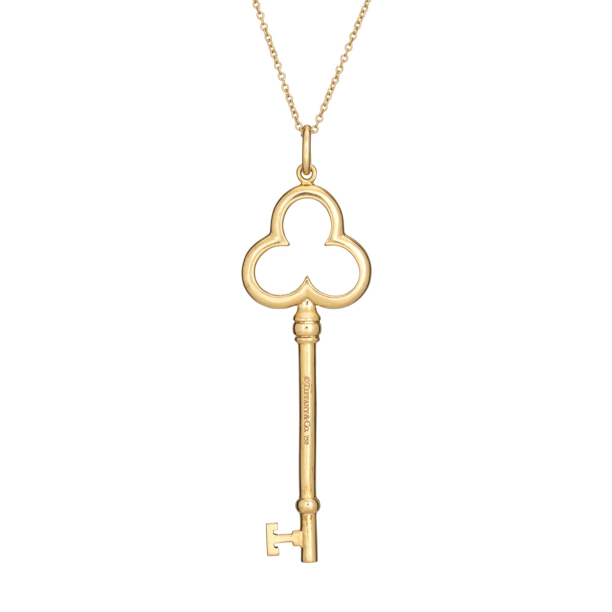 Ciondolo e collana con chiave Trefoil di Tiffany & Co., usati e finemente dettagliati, realizzati in oro giallo 18 carati.  

Il classico disegno a trifoglio è un simbolo di perpetuità: le tre foglie rappresentano il passato, il presente e il