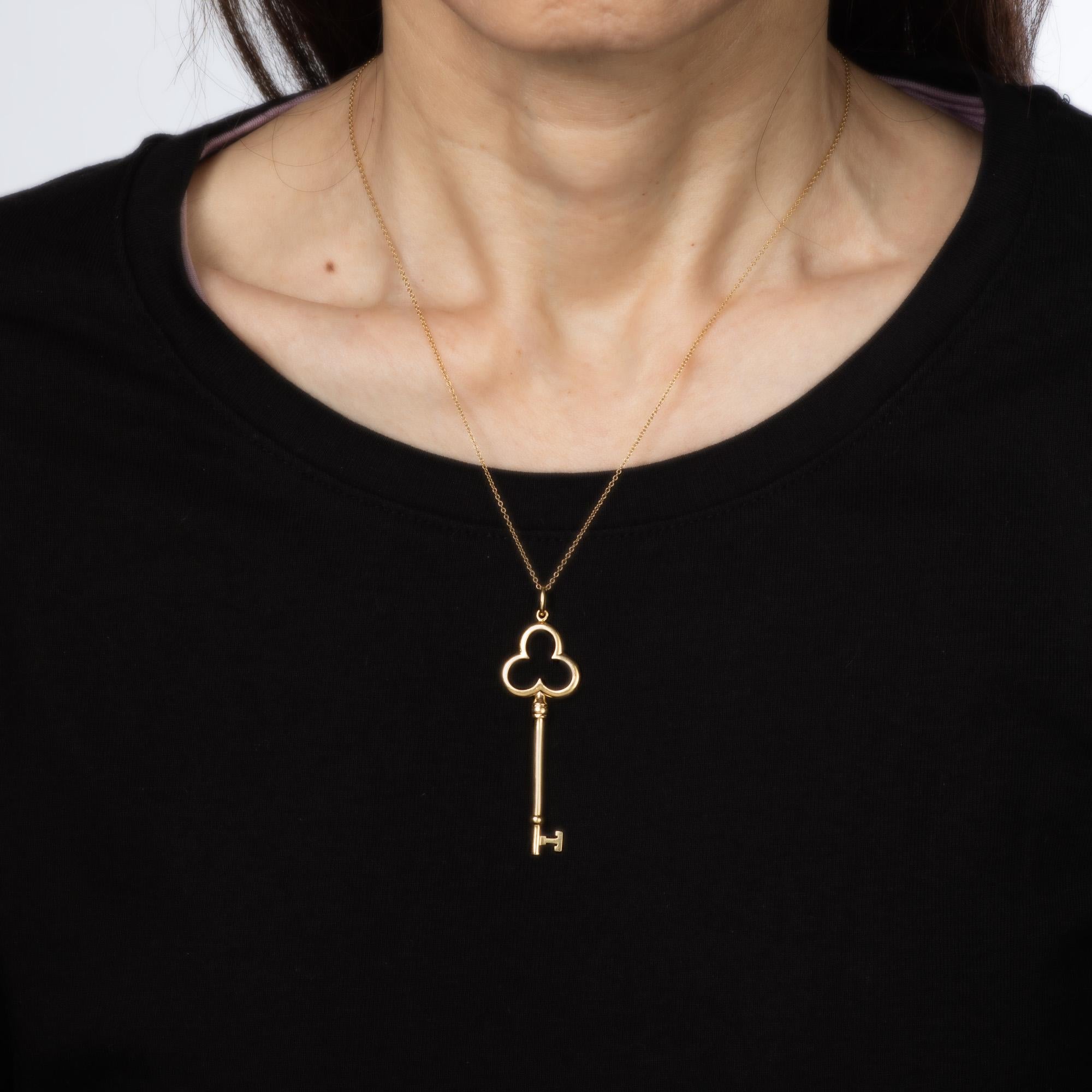 Moderno Tiffany & Co. Ciondolo e collana con chiave a trifoglio in oro giallo 18k Gioielli firmati in vendita