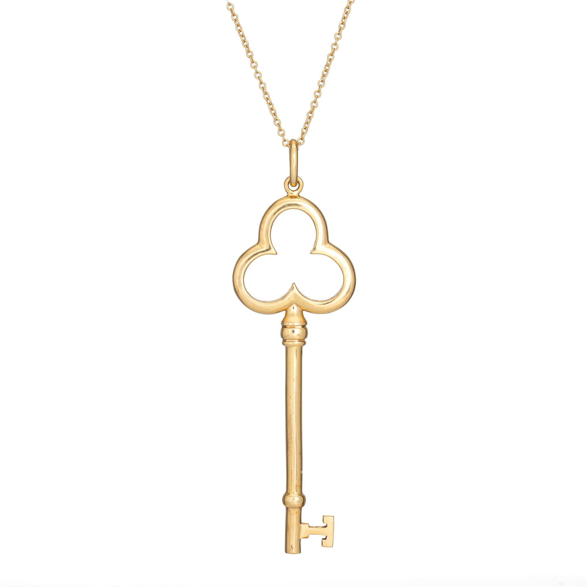 Tiffany & Co. Ciondolo e collana con chiave a trifoglio in oro giallo 18k Gioielli firmati In condizioni buone in vendita a Torrance, CA
