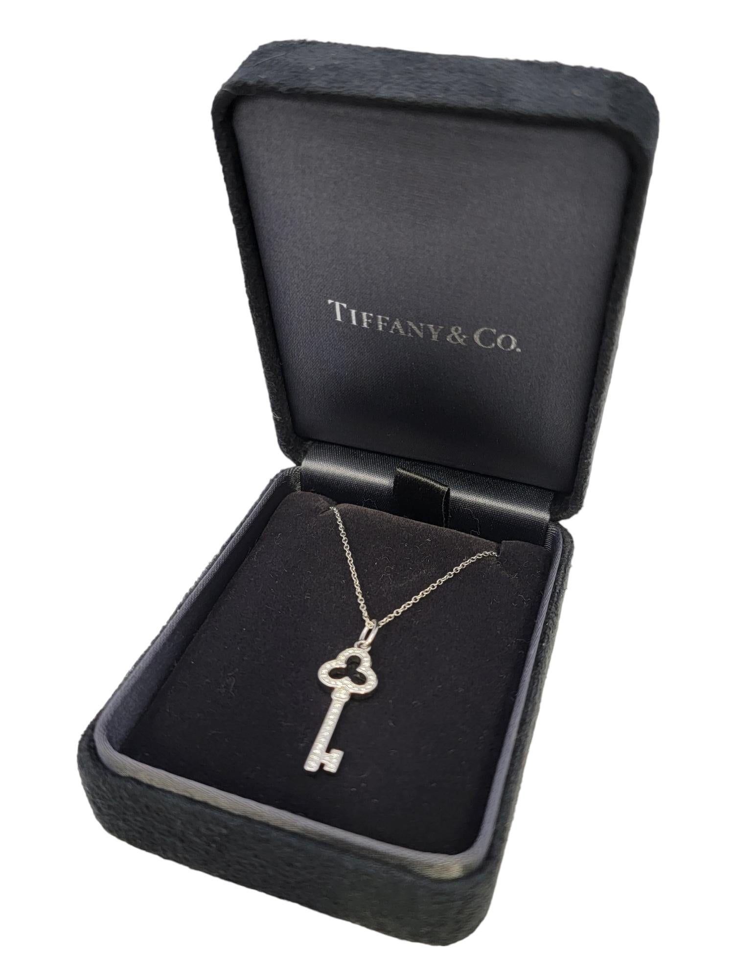 Tiffany & Co. Collier pendentif clé Trefoil en or blanc 18 carats et diamants en vente 8