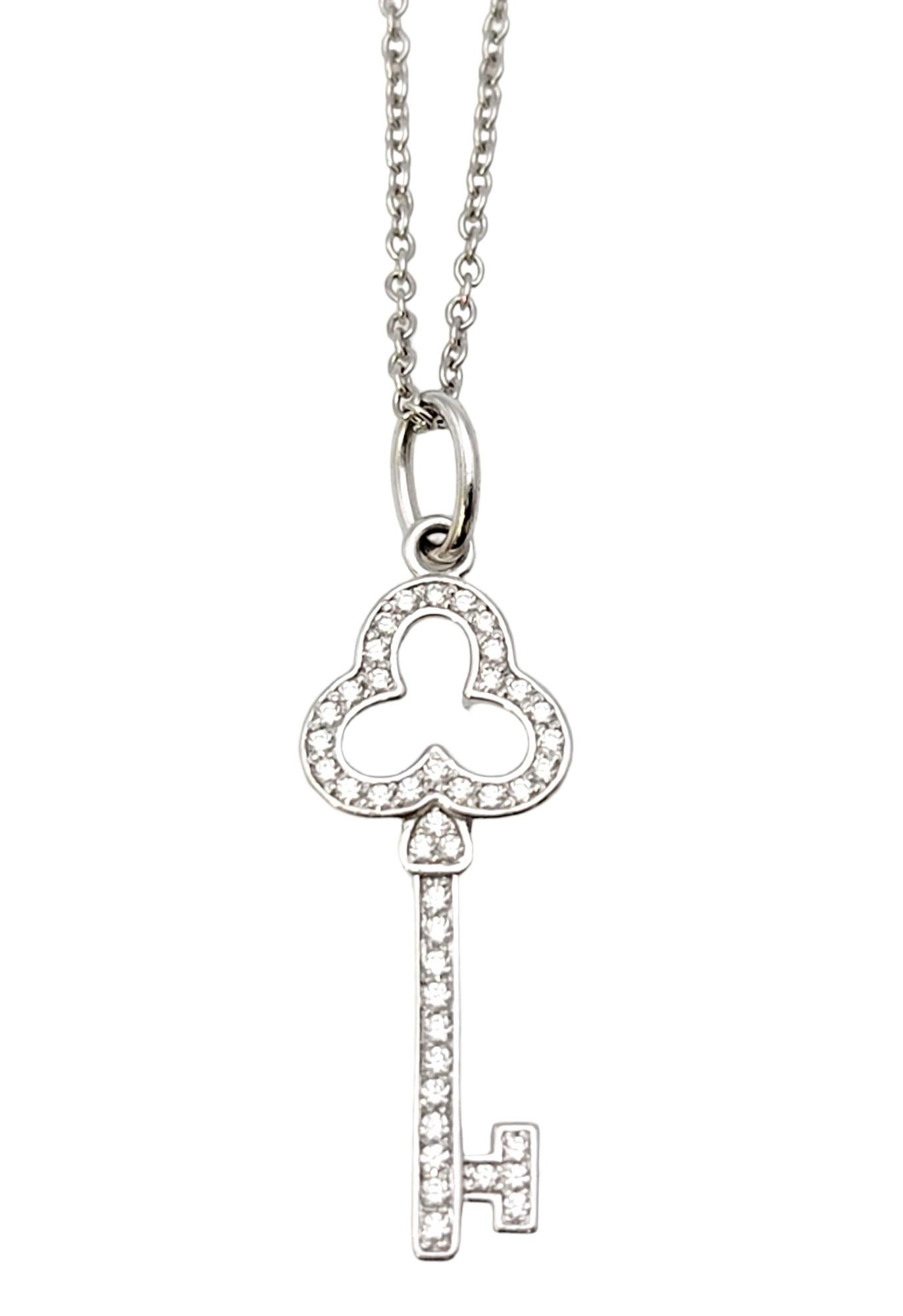 Ce collier pendentif chic de Tiffany & Co. est l'incarnation de l'élégance discrète. Fondée en 1837 à New York, Tiffany & Co. est l'une des maisons de design de luxe les plus célèbres au monde, reconnue dans le monde entier pour son design de bijoux
