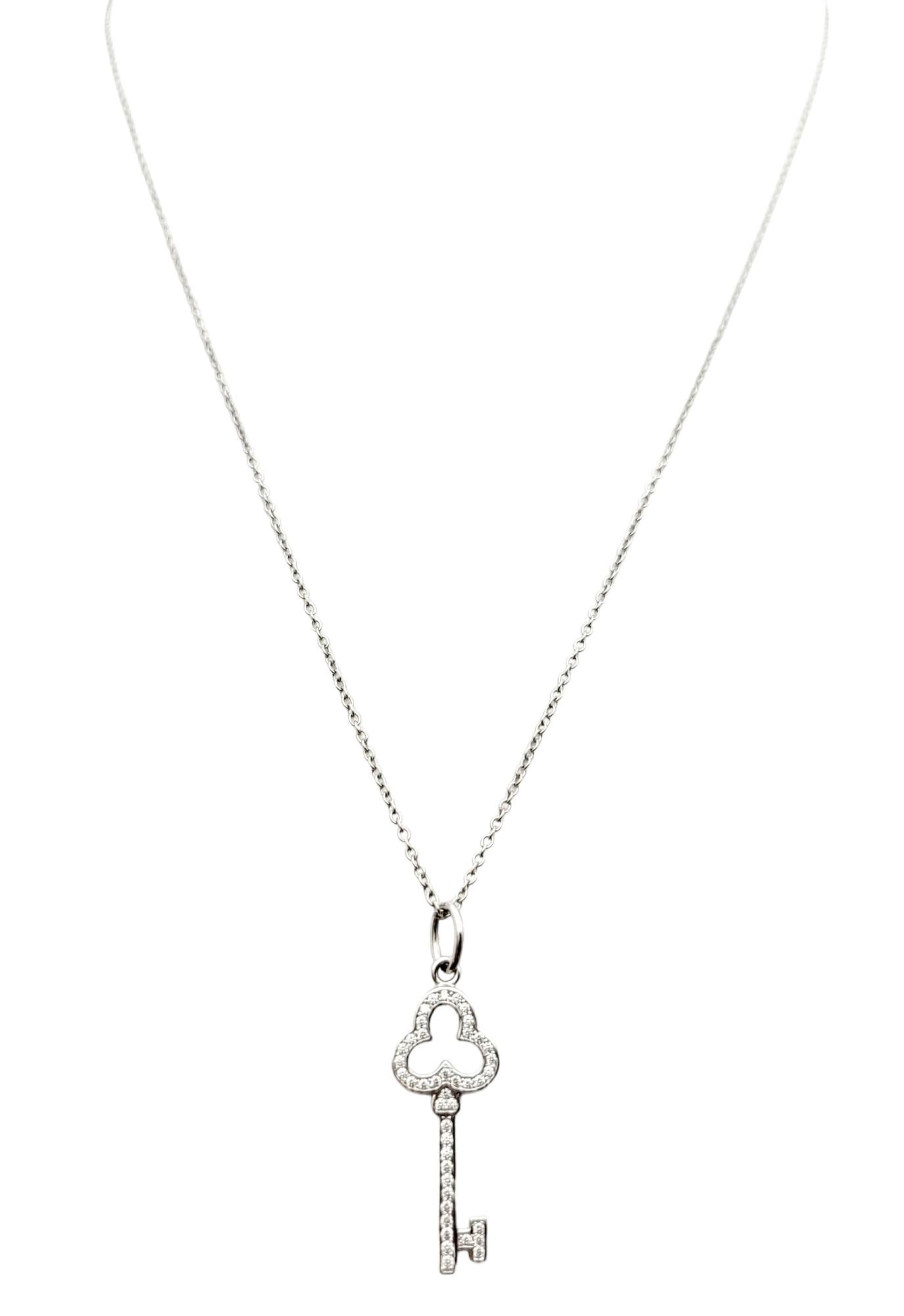 Contemporain Tiffany & Co. Collier pendentif clé Trefoil en or blanc 18 carats et diamants en vente