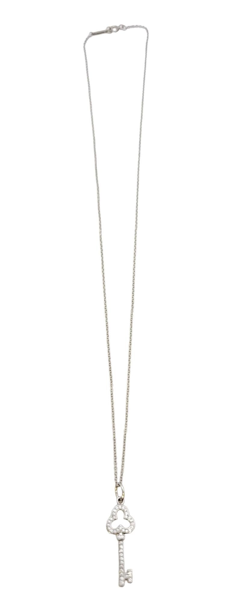 Taille ronde Tiffany & Co. Collier pendentif clé Trefoil en or blanc 18 carats et diamants en vente