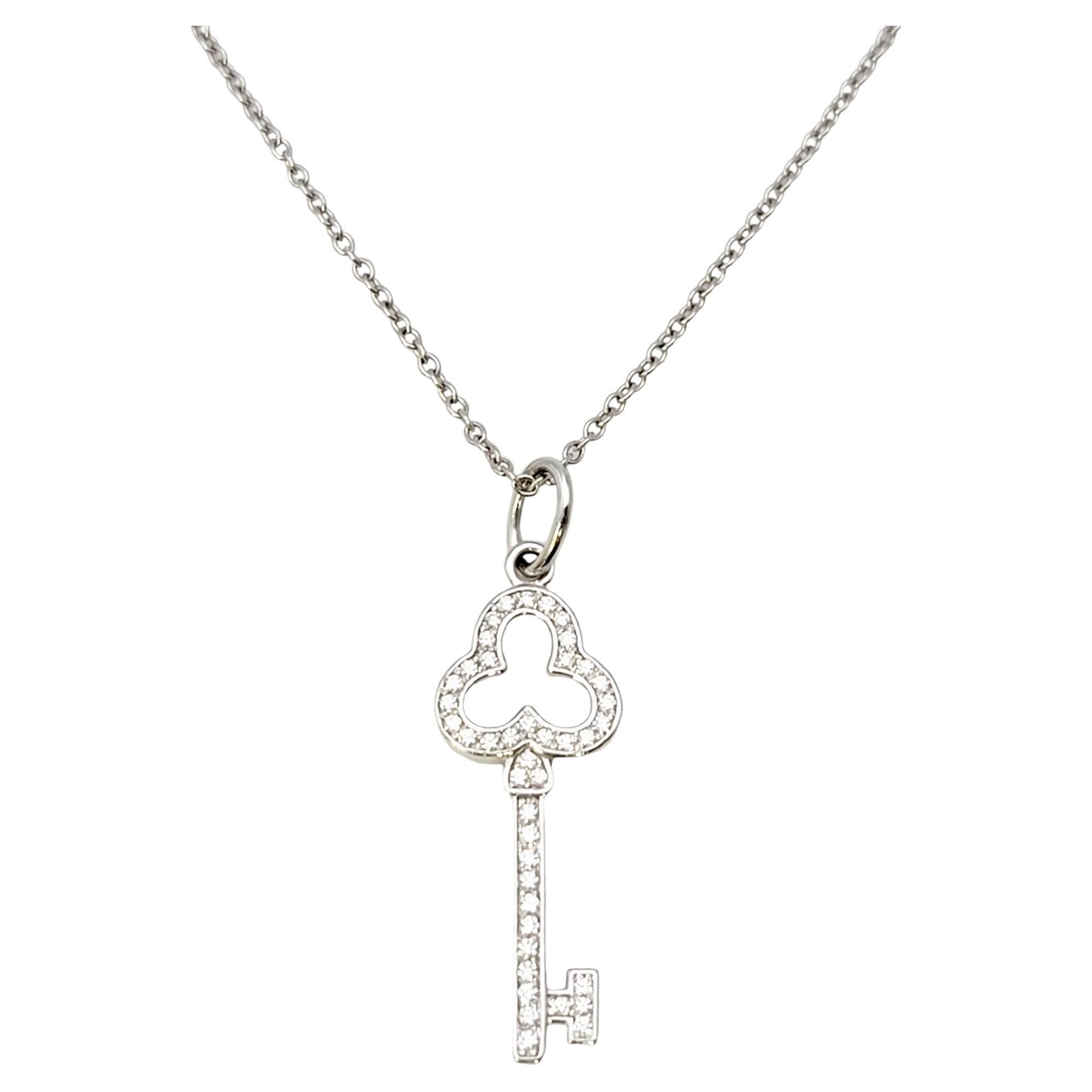 Tiffany & Co. Collier pendentif clé Trefoil en or blanc 18 carats et diamants en vente