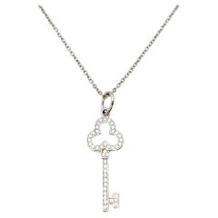Tiffany & Co. Collier pendentif clé Trefoil en or blanc 18 carats et diamants