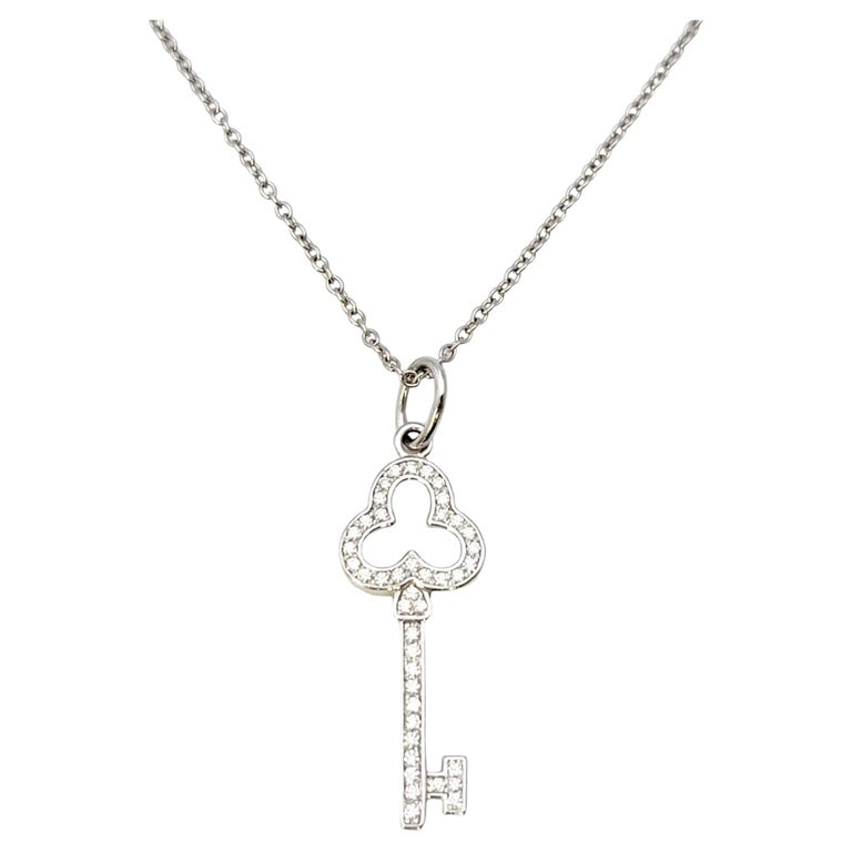 Tiffany and Co. Collier pendentif clé Trefoil en or blanc 18 carats et  diamants En vente sur 1stDibs