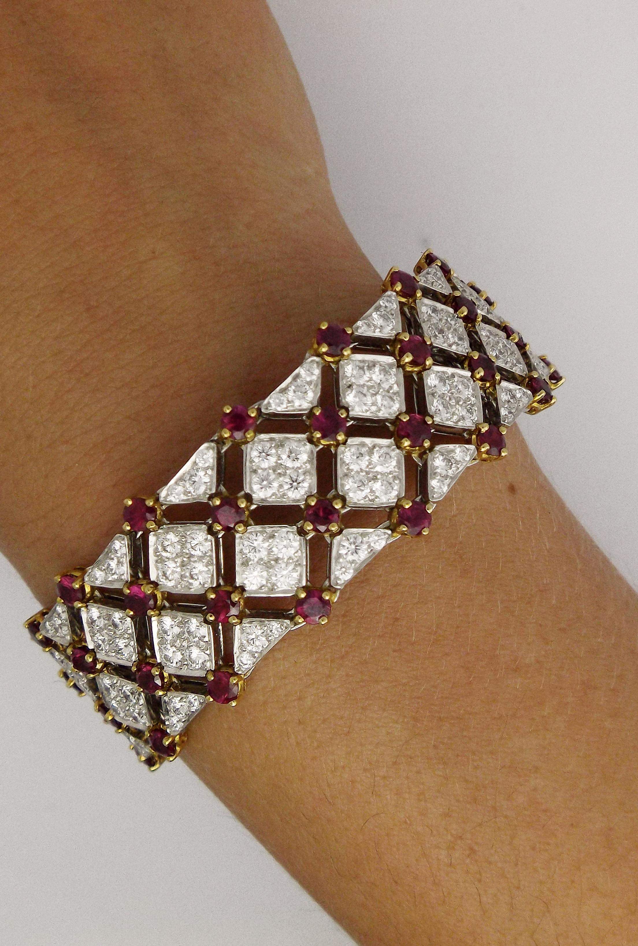 Bracelet Tiffany & Co. de la collection Trellis. Sertie de 64 rubis pesant approximativement 9.25 carats et de diamants ronds pesant approximativement 9.15 carats. Les diamants sont de couleur F/G et de pureté VVS/VS.
