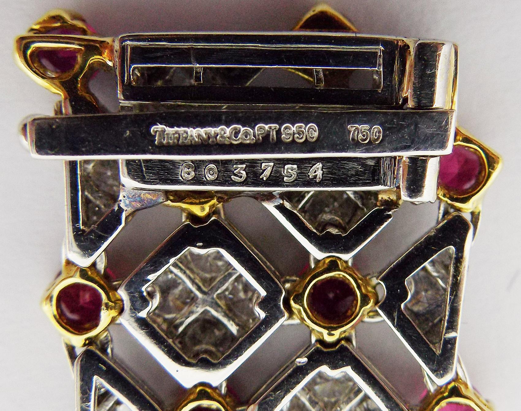 Tiffany & Co Bracelet jonc Trellis en or 18 carats avec 9 rubis et diamants, annes 1980 Excellent état - En vente à New York, NY