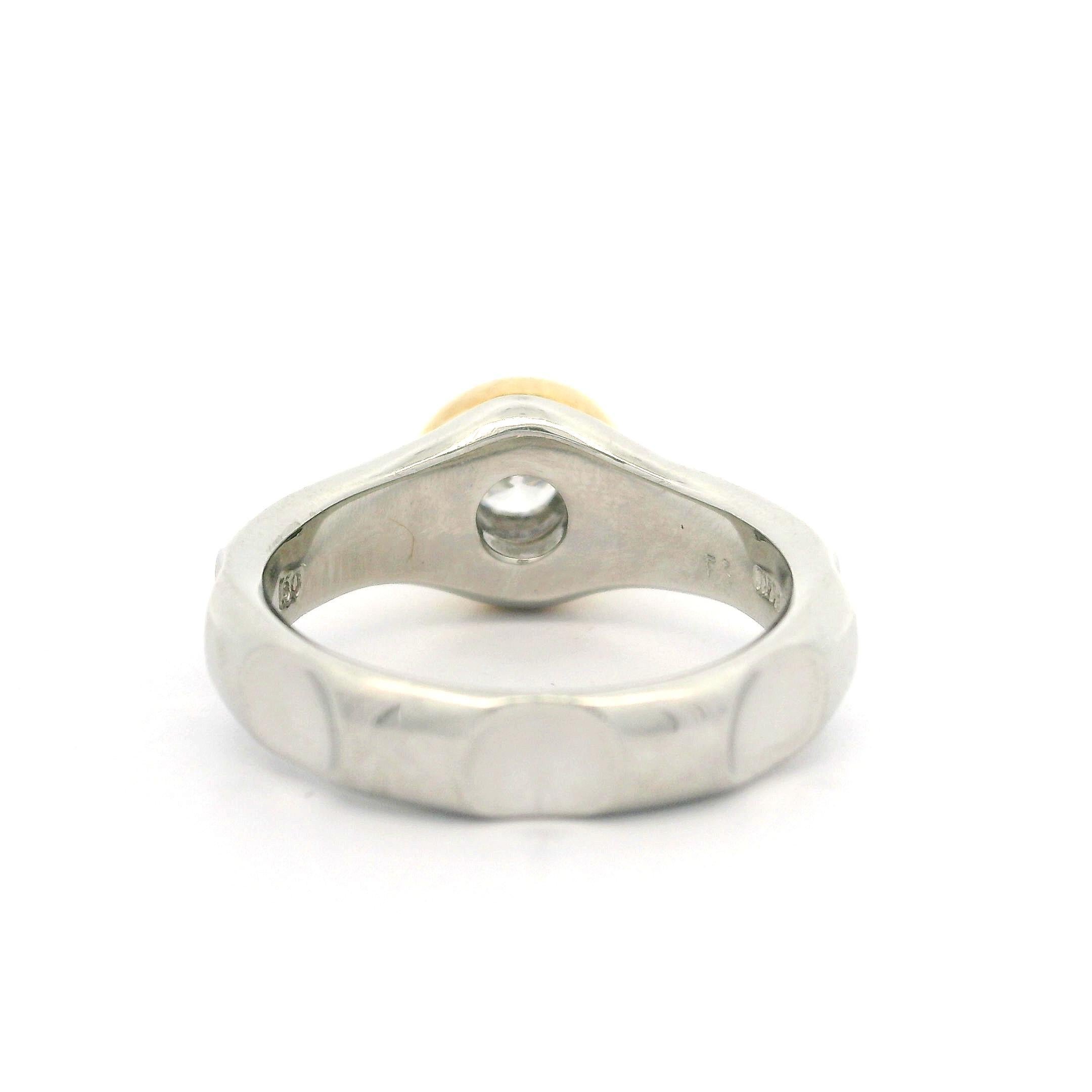 Piedra(s): 
(1) Diamante auténtico natural - talla brillante redondo - engastado en bisel - claridad VS1 - color F - 0,22ct (exacto)

Material: Platino macizo .900+ y parte superior de oro amarillo de 18 quilates
Peso: 9,6 gramos
Tamaño del anillo: