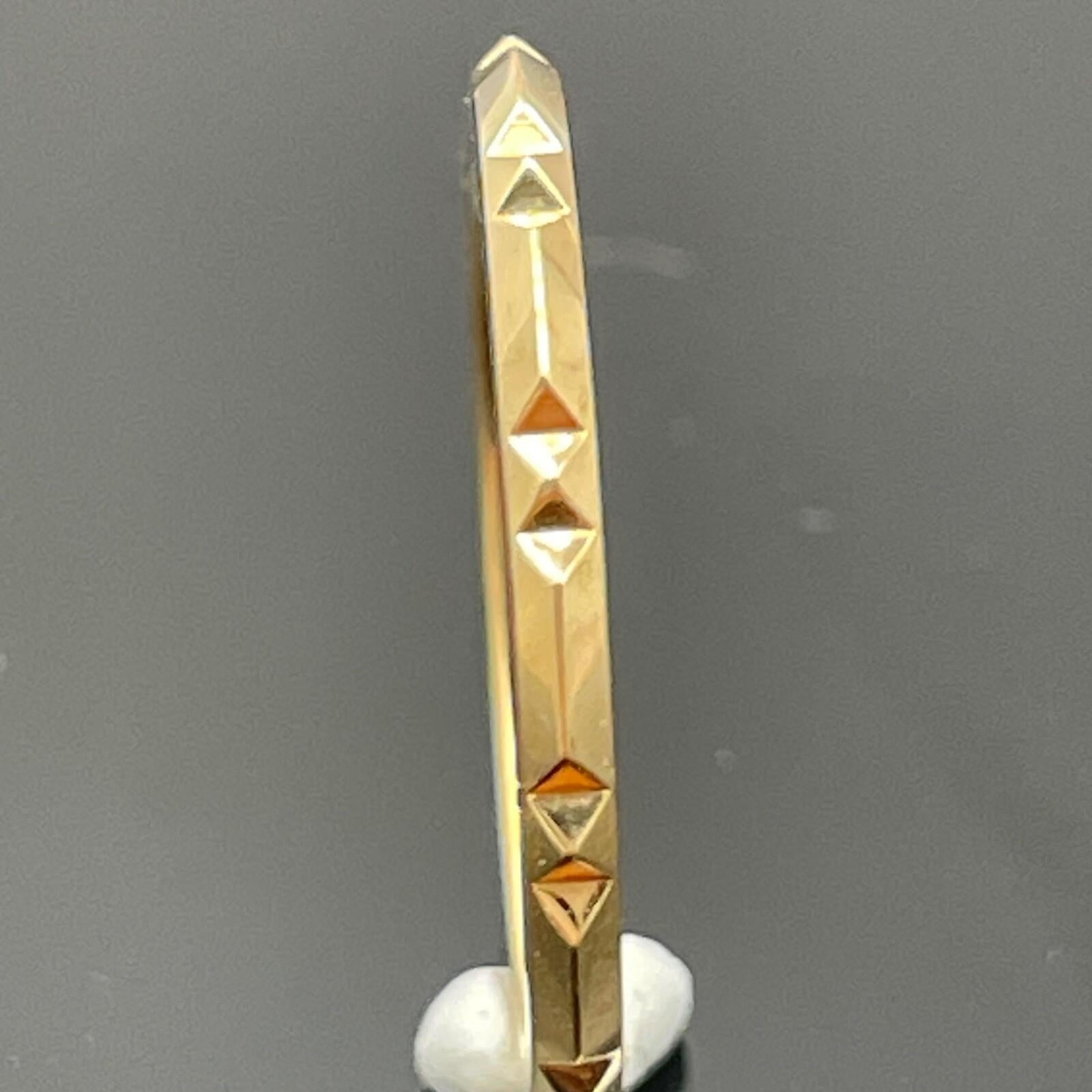 Tiffany & Co. Alliance Trueing en or rose 18 carats - Discontinued Design

Discrète et moderne, la collection Tiffany & Co. L'alliance Trueing en or rose 18 carats met en valeur une silhouette raffinée aux subtiles arêtes architecturales. D'une