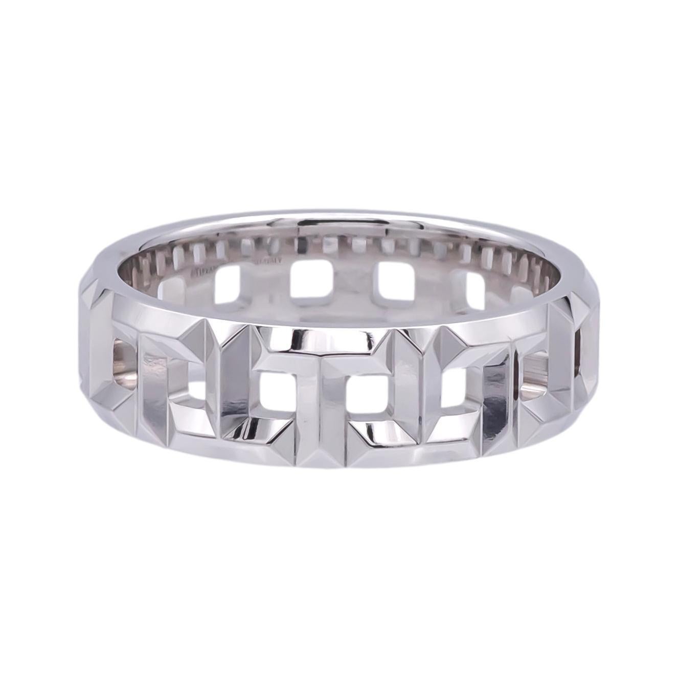 Die Tiffany & Co. True T Ring verkörpert die Eleganz der True Collection'S. Dieses minimalistische Design aus 18-karätigem Weißgold mit dem ikonischen 