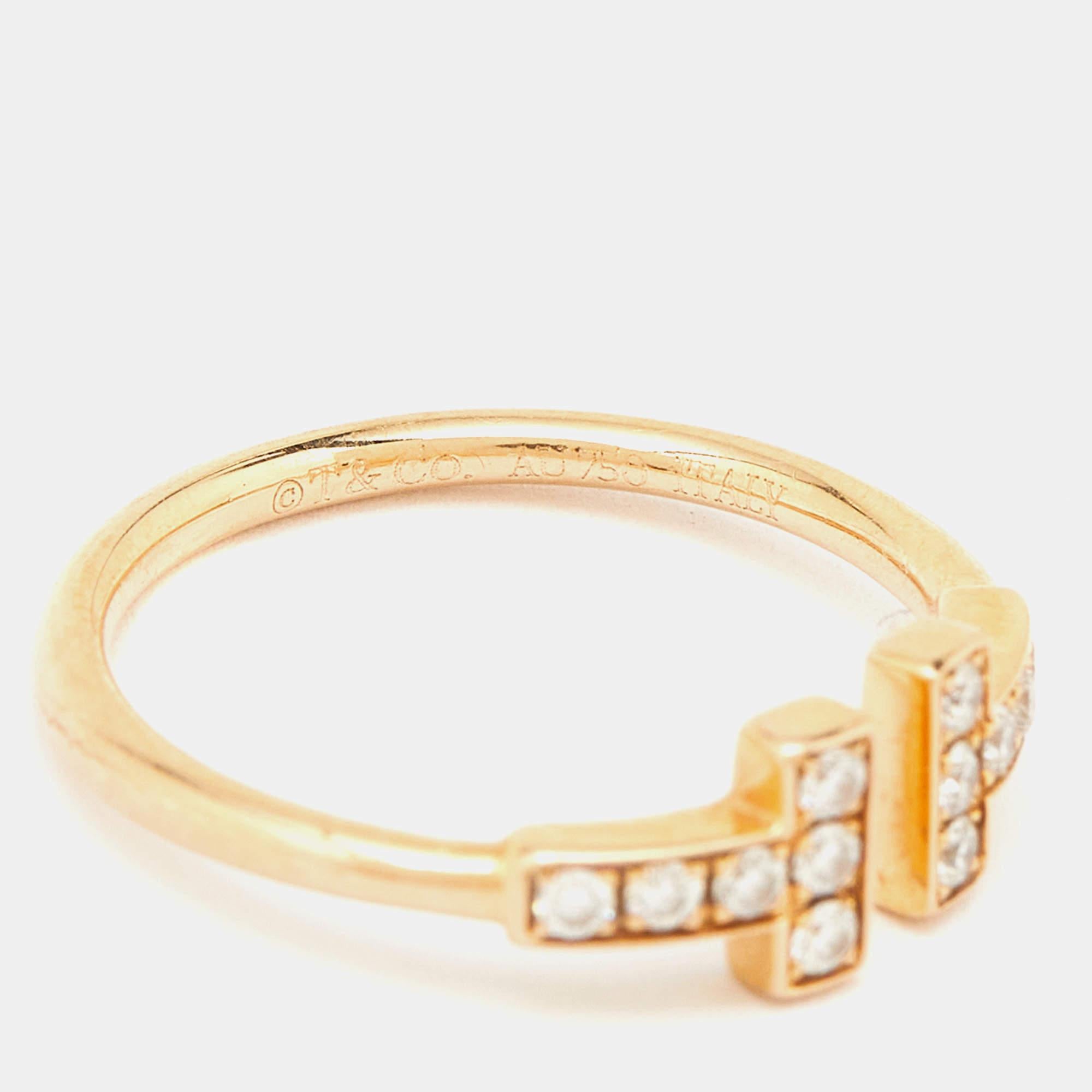 Erhöhen Sie Ihren Stil mit der zeitlosen Eleganz der Tiffany & Co. Twire-Ring. Das mit viel Liebe zum Detail gefertigte Schmuckstück ist mit einem zarten, ineinander verschlungenen Design versehen, das mit schimmernden Diamanten besetzt ist und bei