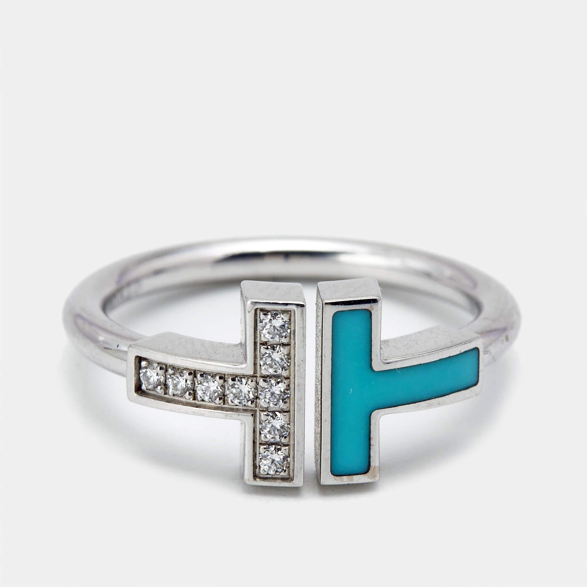 A grand ring by Tiffany & Co. that promises to stand out on your hand. It is a masterfully crafted piece of jewelry that embodies timeless luxury and sophisticated elegance.

