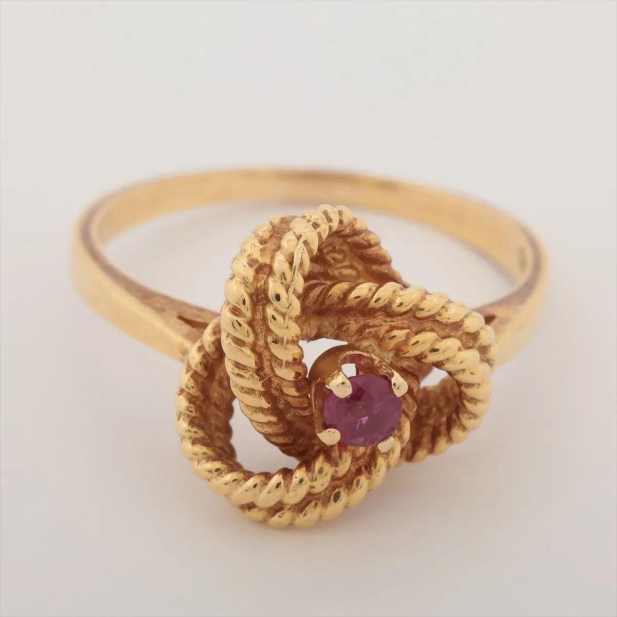 La Tiffany & Co. L'anello Twist Knot Ruby in oro giallo è un pezzo romantico e raffinato che simboleggia amore e unione. Realizzato in oro giallo lucido, l'elegante design a nodo ritorto è centrato da un vibrante rubino, la cui tonalità rosso