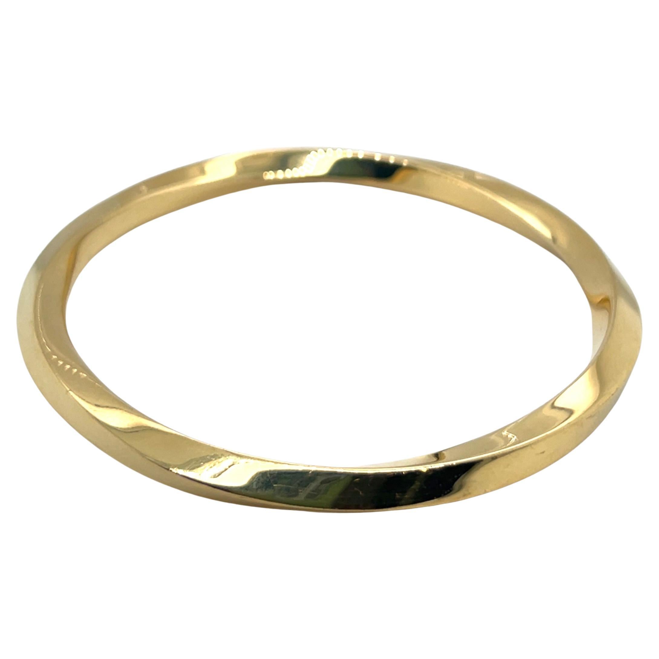 L'élégance intemporelle de Tiffany & Co. Bracelet torsadé en or jaune 18 carats, fin du 20e siècle.

Réalisé en luxueux or jaune 18 carats, cet étonnant bracelet de Tiffany & Co. présente un design torsadé raffiné avec une section carrée élégante.