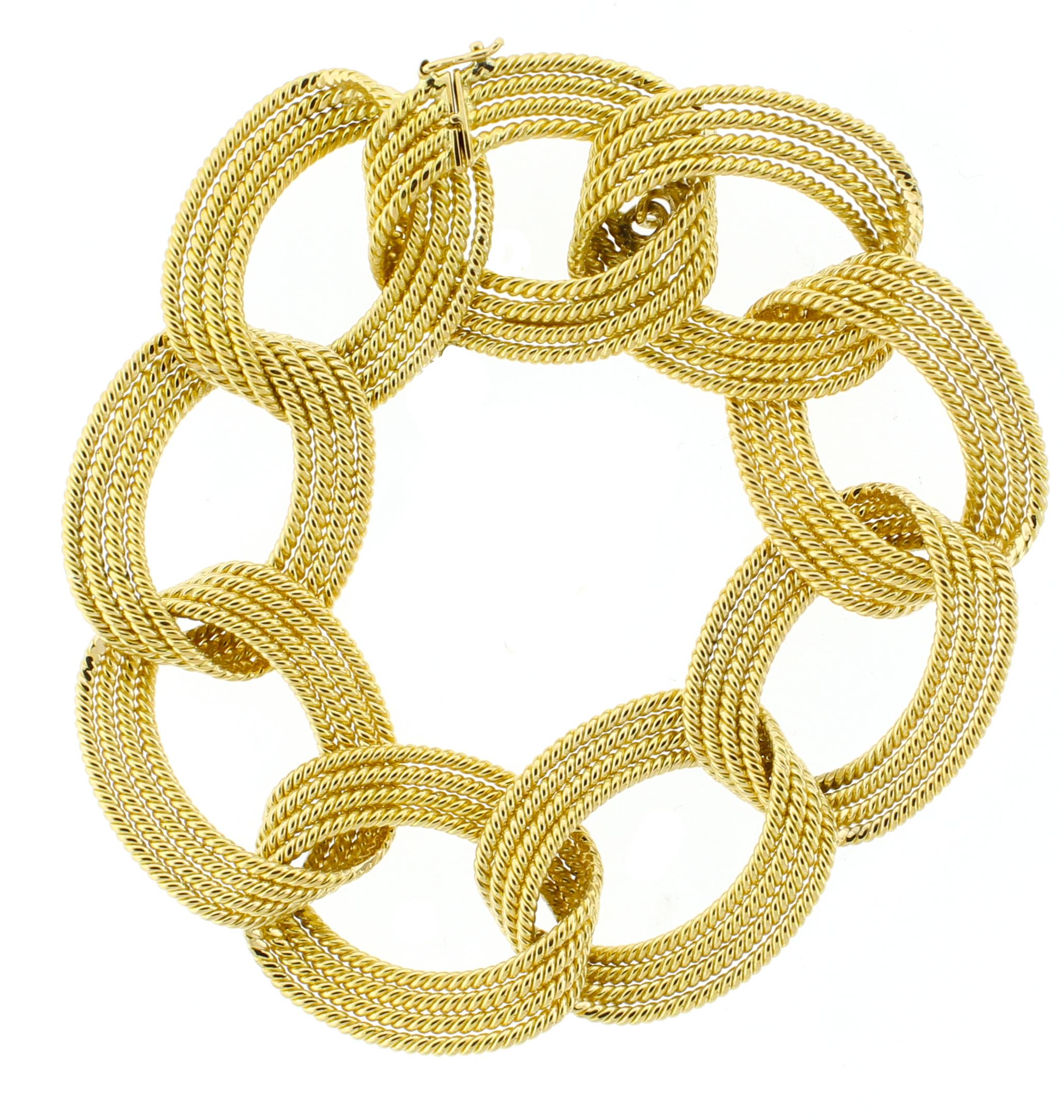 Dieses exquisite Armband aus 18-karätigem Gelbgold von Tiffany & Co. zeigt ein klassisches, geflochtenes Seil-Design, das für zeitlose Eleganz sorgt. Mit einer Länge von 7½ Zoll und einem Gewicht von 63,5 Gramm ist es ein bedeutendes Stück, das die