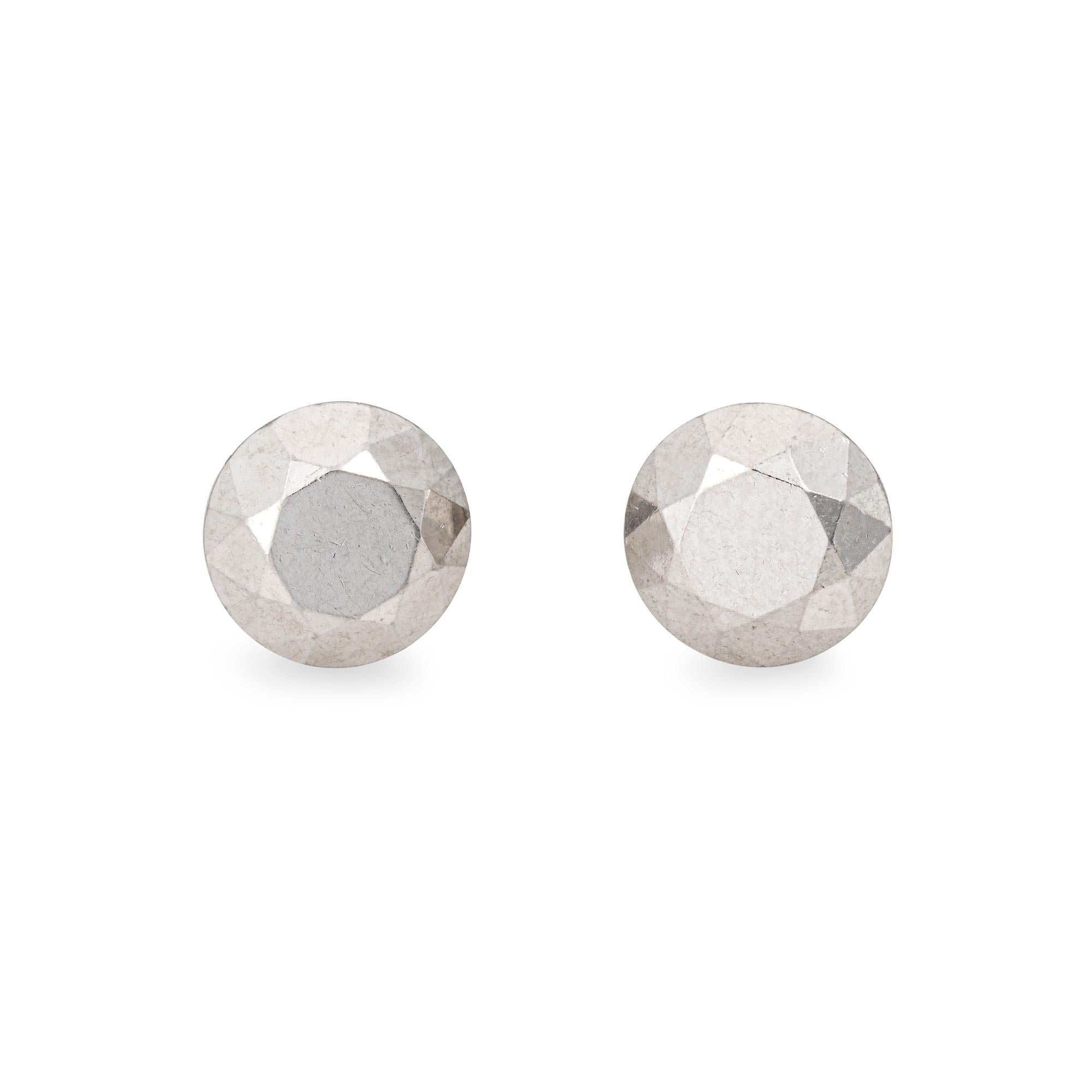 Fein detailliertes Paar gebrauchter Tiffany & Co 'zwei Karat' facettierter Platin-Ohrstecker, entworfen von Elsa Peretti.  

Die einzigartigen 