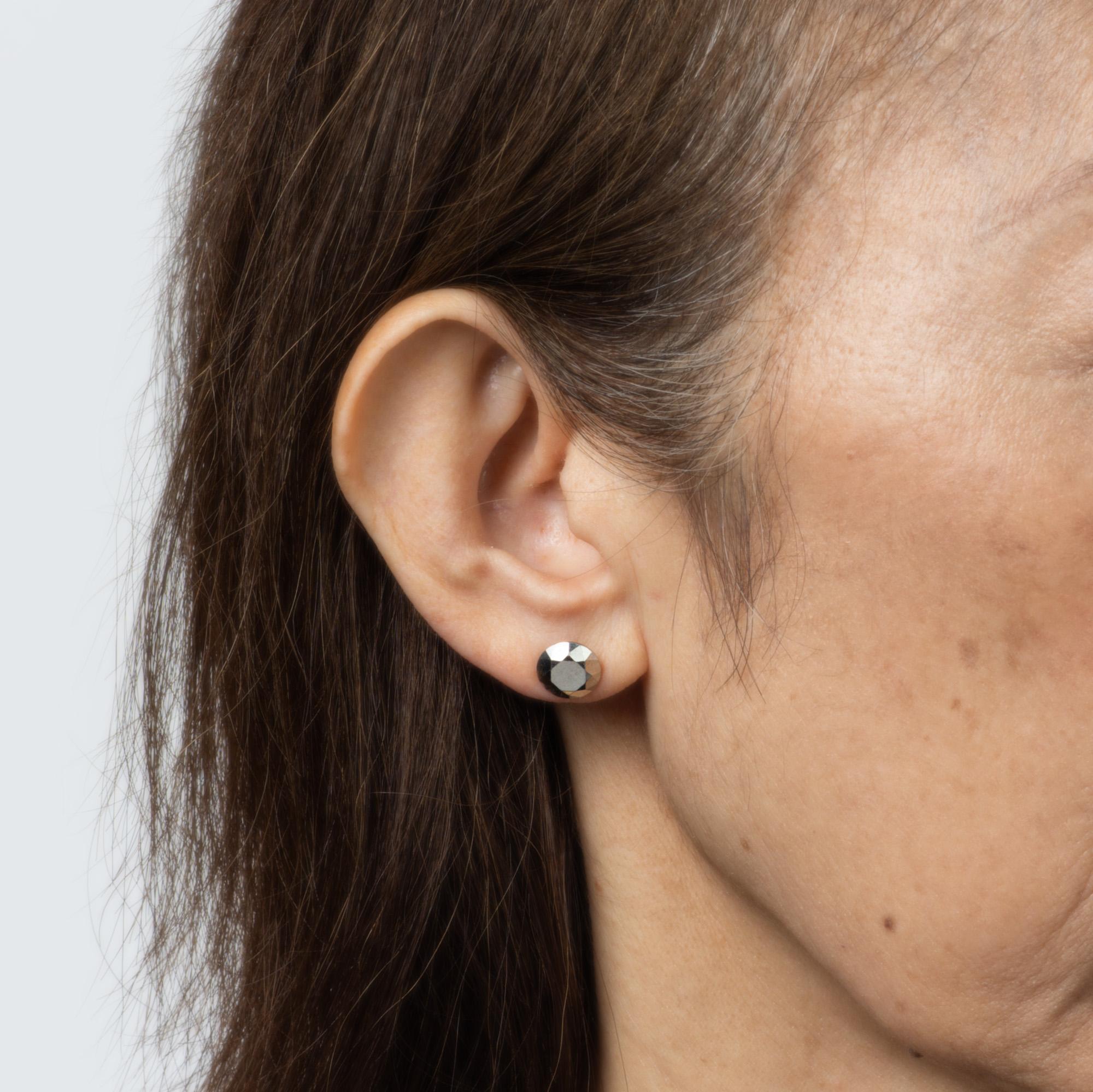 Tiffany & Co zwei Karat facettierte Platin-Ohrstecker, Nachlass-Schmuck, signiert, Tiffany & Co im Zustand „Gut“ im Angebot in Torrance, CA