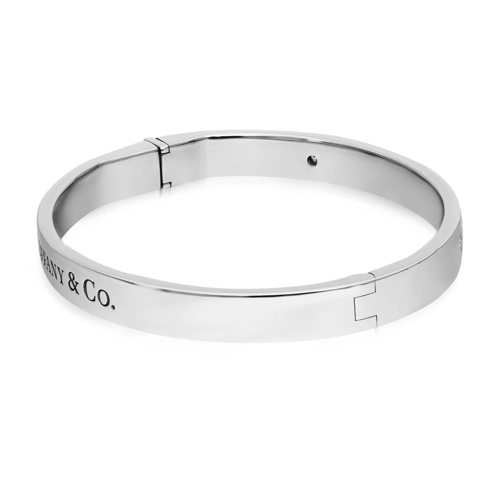 Tiffany & Co. Pulsera brazalete con bisagra y logotipo de dos diamantes Oro blanco de 18 quilates Tamaño: Pequeño Moderno en venta
