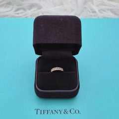 Tiffany & Co. Anello a due file di diamanti a metà cerchio in oro giallo 18 carati