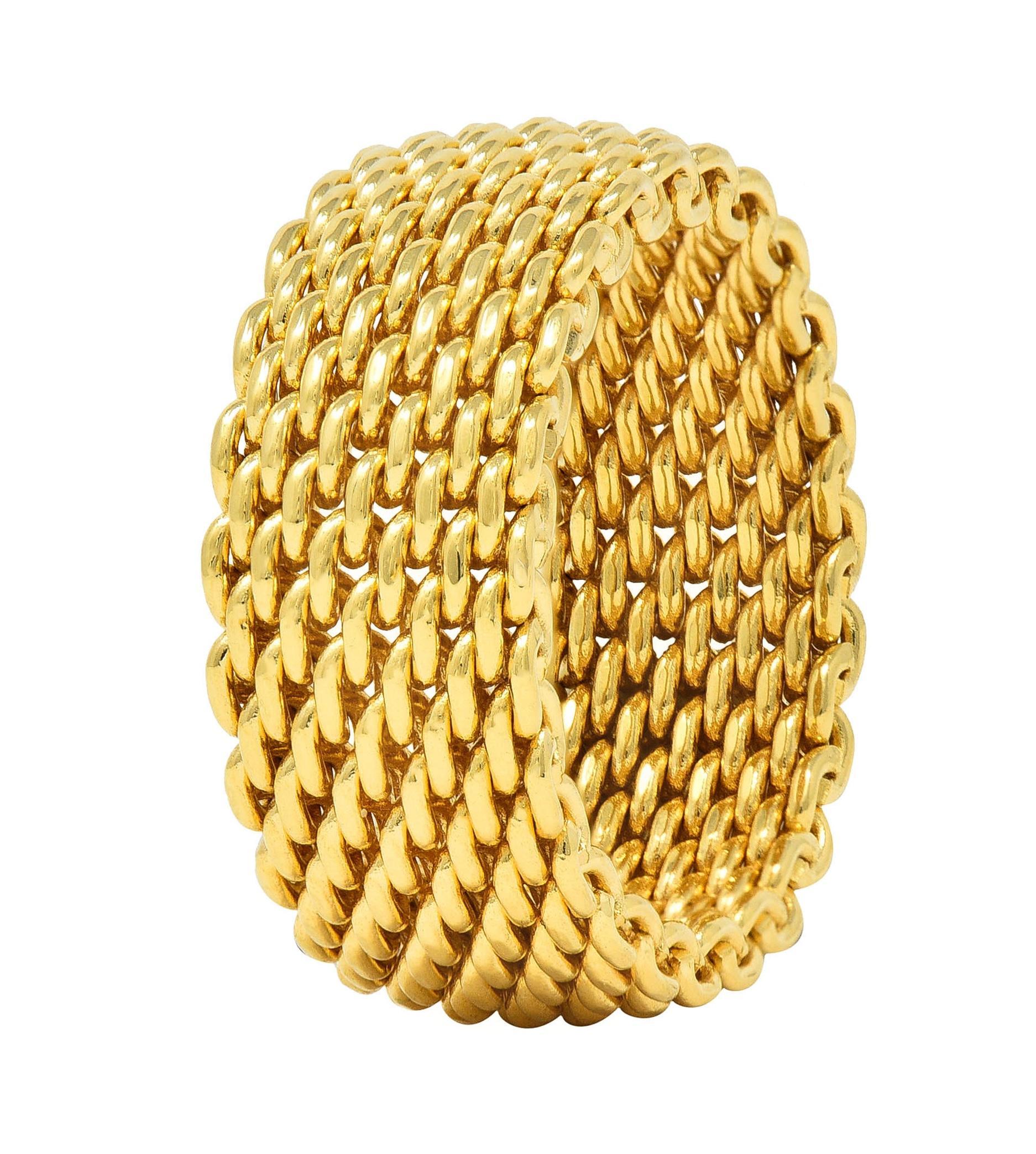 El anillo está diseñado como una malla tejida flexible totalmente alrededor de
Con acabado en oro pulido
Estampado 750 para oro de 18 quilates
Con la marca del fabricante de Tiffany & Co.
Circa: siglo XXI De la colección Somerset
Tamaño del anillo: