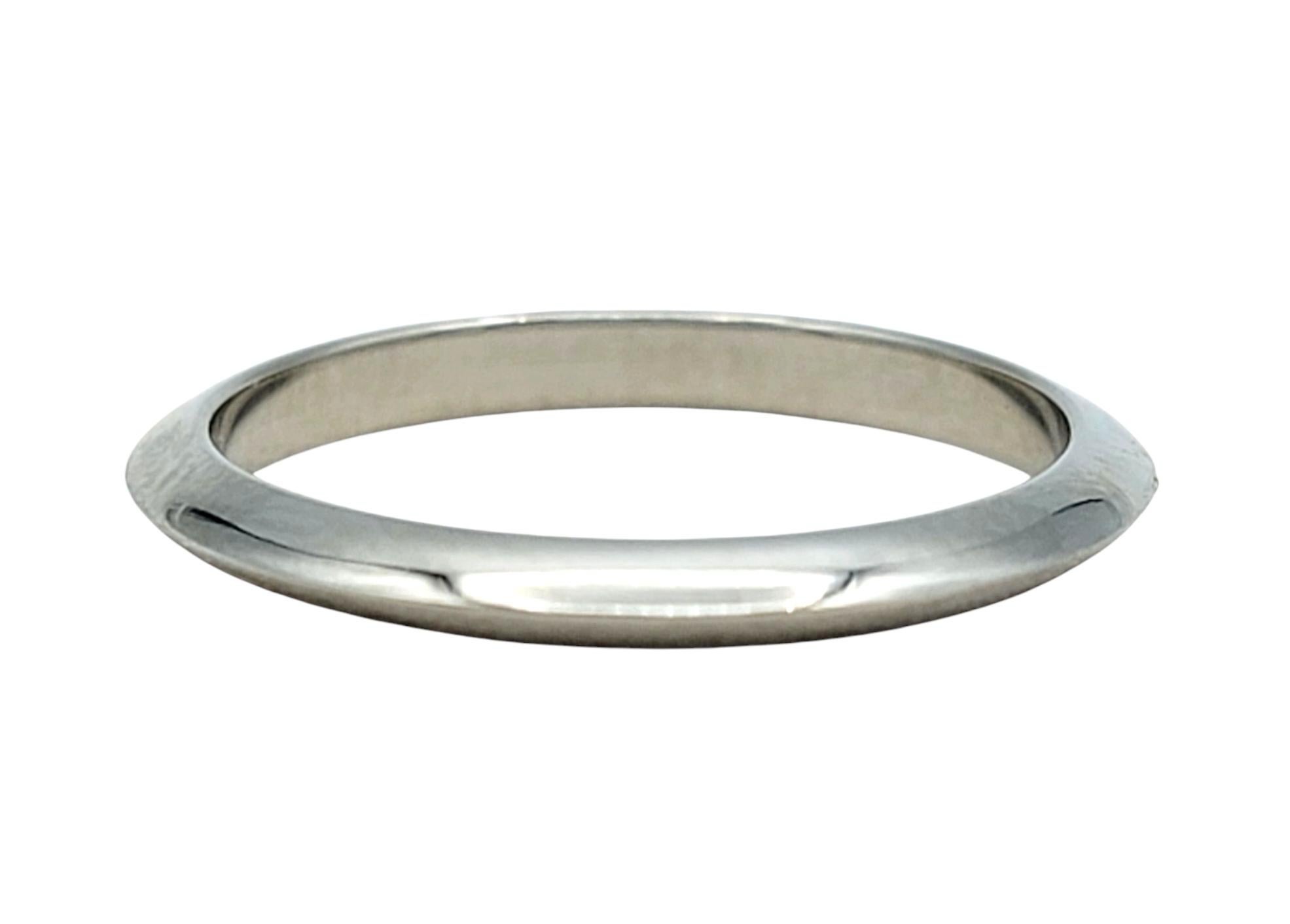 Misura dell'anello: 4.5

Questo autentico anello a fascia di Tiffany & Co. è realizzato in platino e presenta il caratteristico design a lama del marchio. La sua silhouette elegante e minimalista offre un'interpretazione moderna di un classico senza