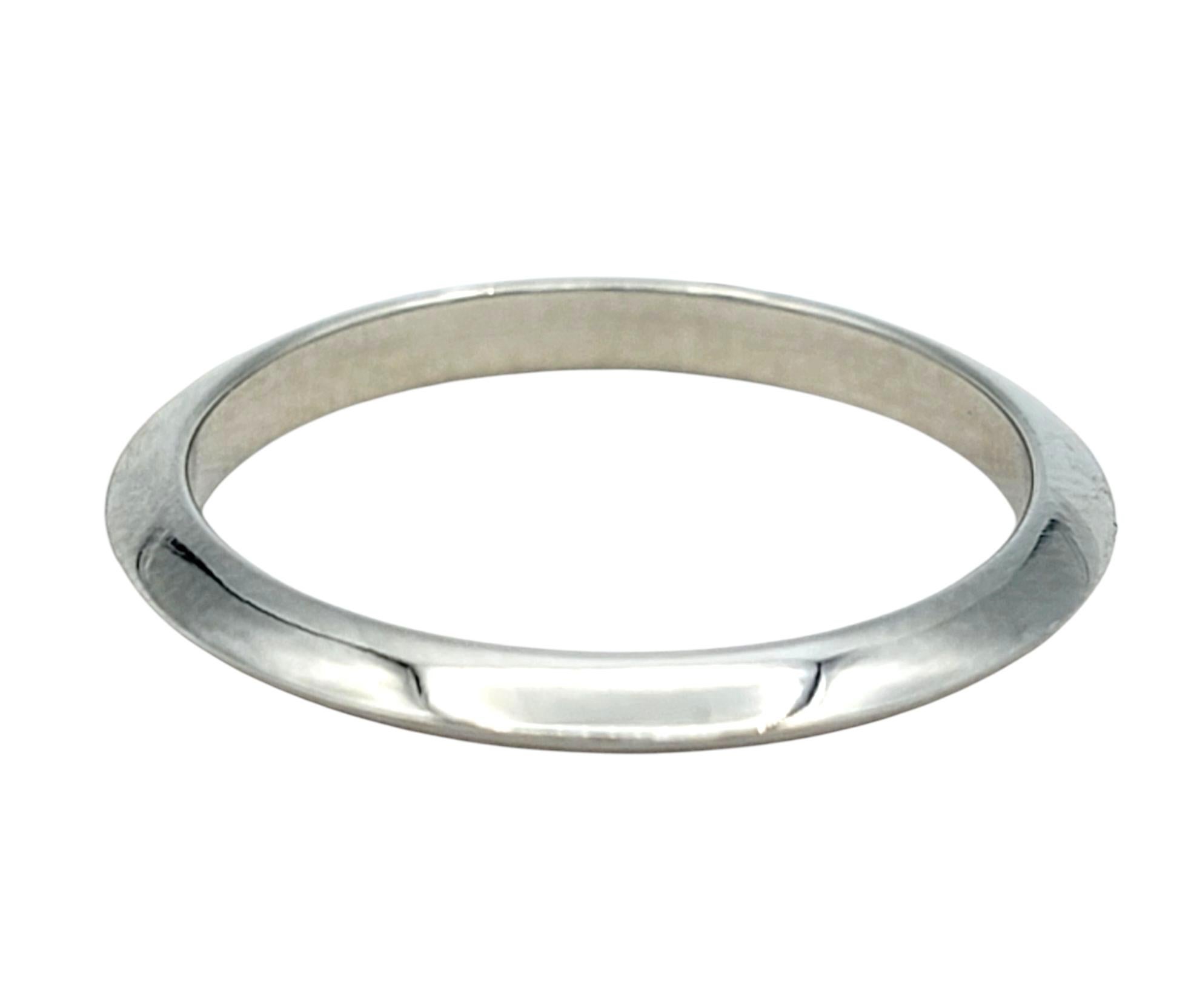 Contemporaneo Tiffany & Co. Anello unisex a fascia con bordo a coltello da 2 mm in platino lucido in vendita