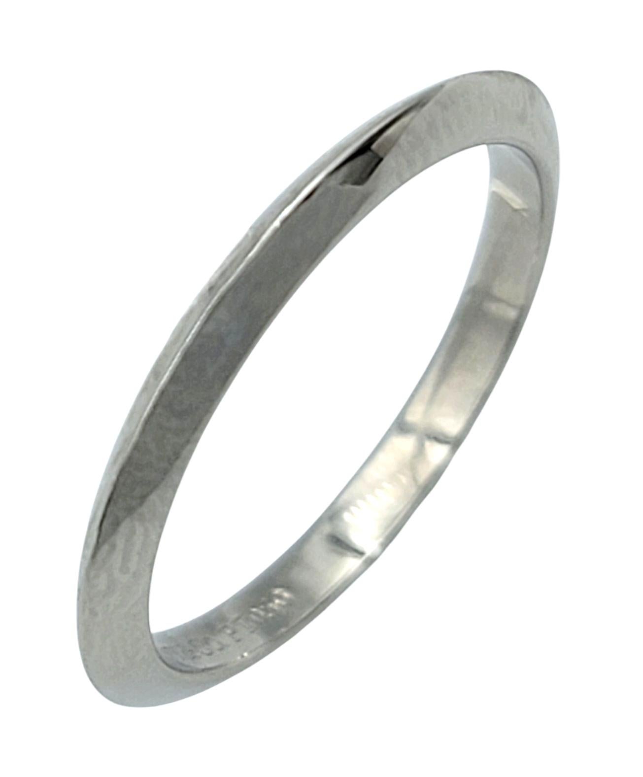 Tiffany & Co. Anello unisex a fascia con bordo a coltello da 2 mm in platino lucido In condizioni buone in vendita a Scottsdale, AZ