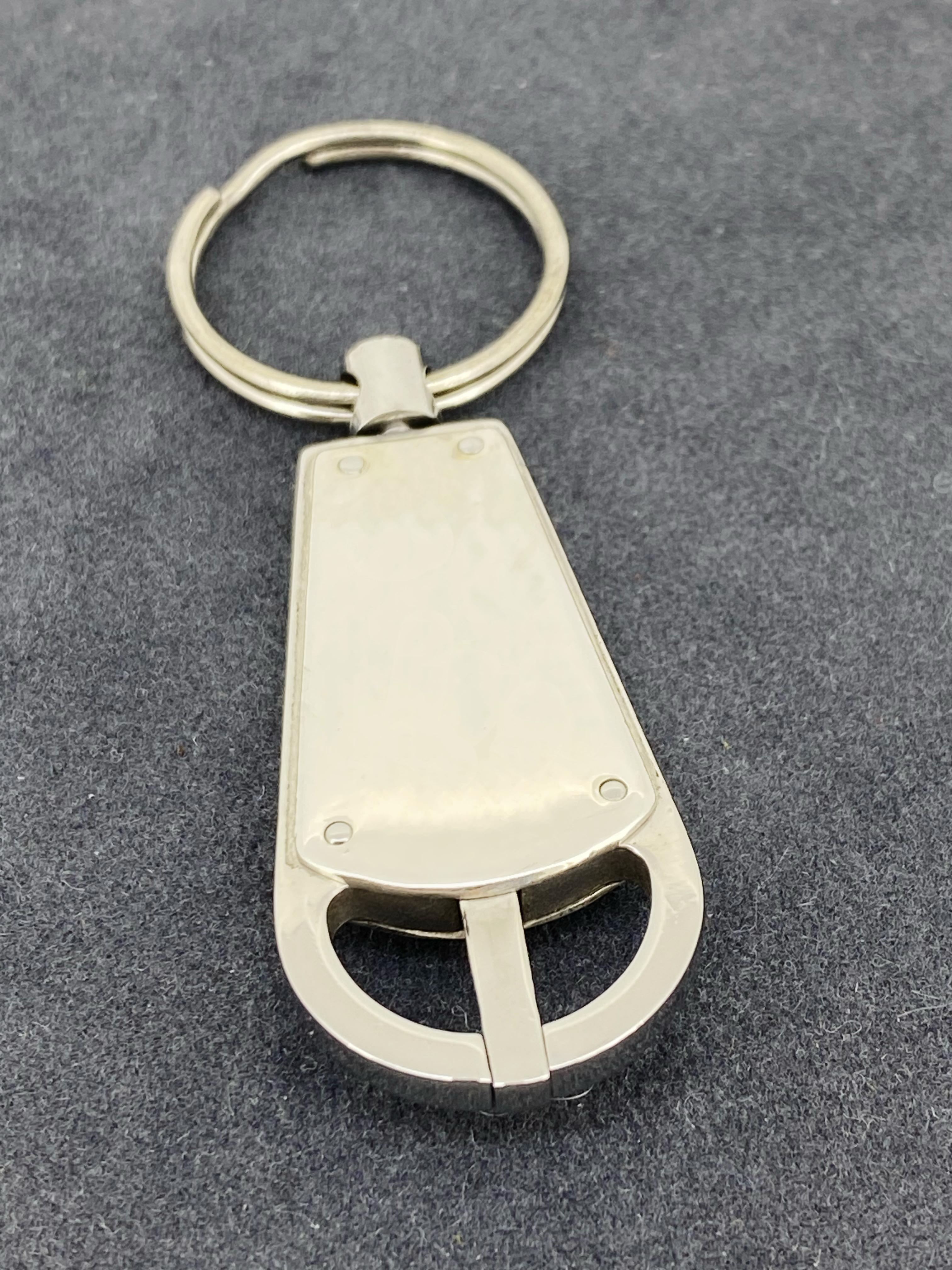 Aus der Makers Collection'S 
Gefertigt aus Sterling Silber & Edelstahl 
Gestempelt & gepunzt 

Ausgestattet mit 1 Schlüsselring, aber es passen 3 oder mehr - 
eine willkommene Ergänzung für jeden Schlüsselbund!

Knapp 3