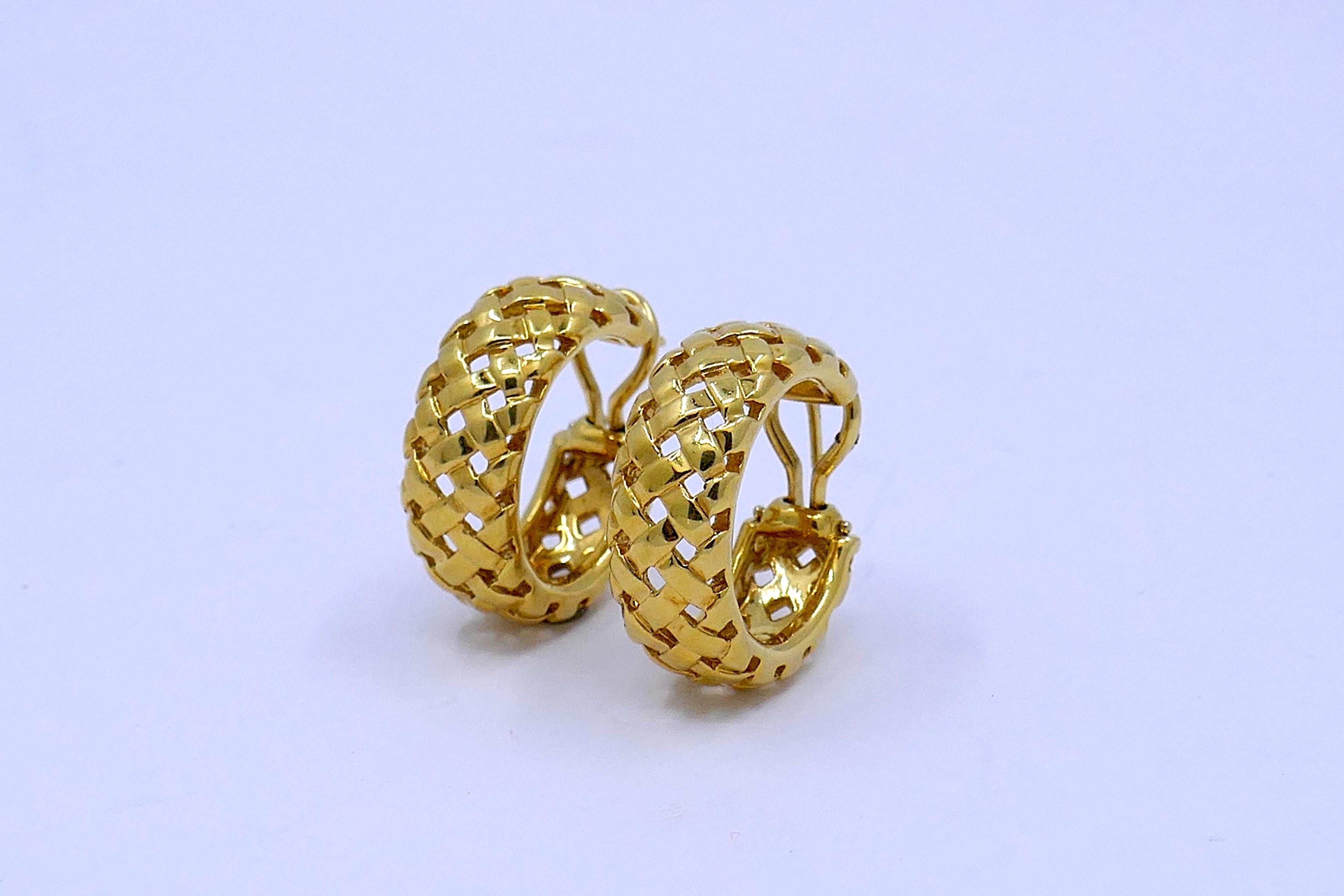 These Tiffany & Co. hoop earrings, part of the Vannerie collection, offer a harmonious blend of elegance and craftsmanship. Crafted in 1995 from 18k gold, their design, inspired by the French term for basket weave, imparts a timeless sophistication.