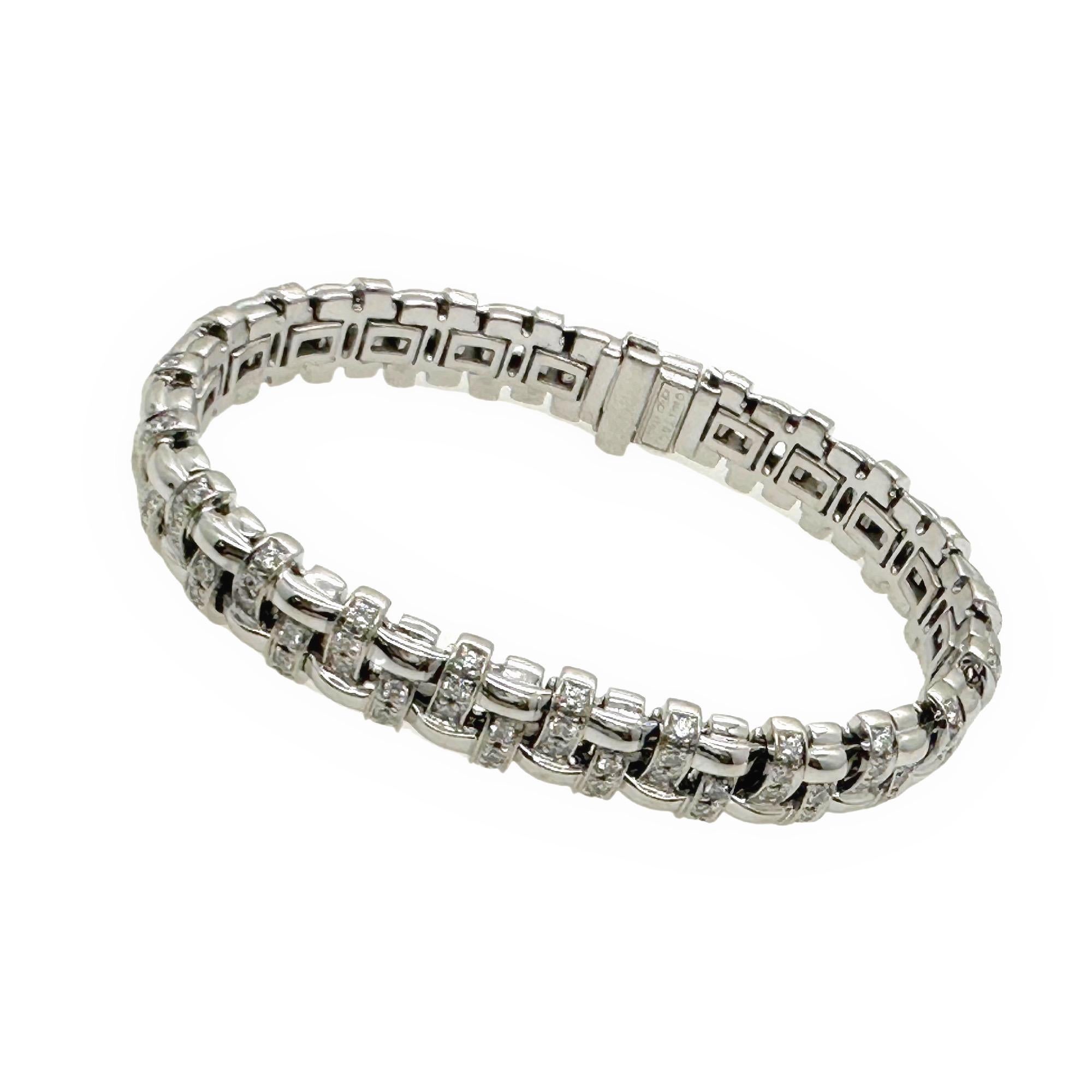 Tiffany & Co. Bracelet en diamants de la Collection S S
Le style :  Basket Weave
Métal :  Or blanc 18kt ~ 47 grammes
Taille / Mesures :  Longueur 7' inches - Largeur 10 MM
Le diamant principal :  138 diamants ronds Brilliante ~ 5.00 tcw
Hallmark : 