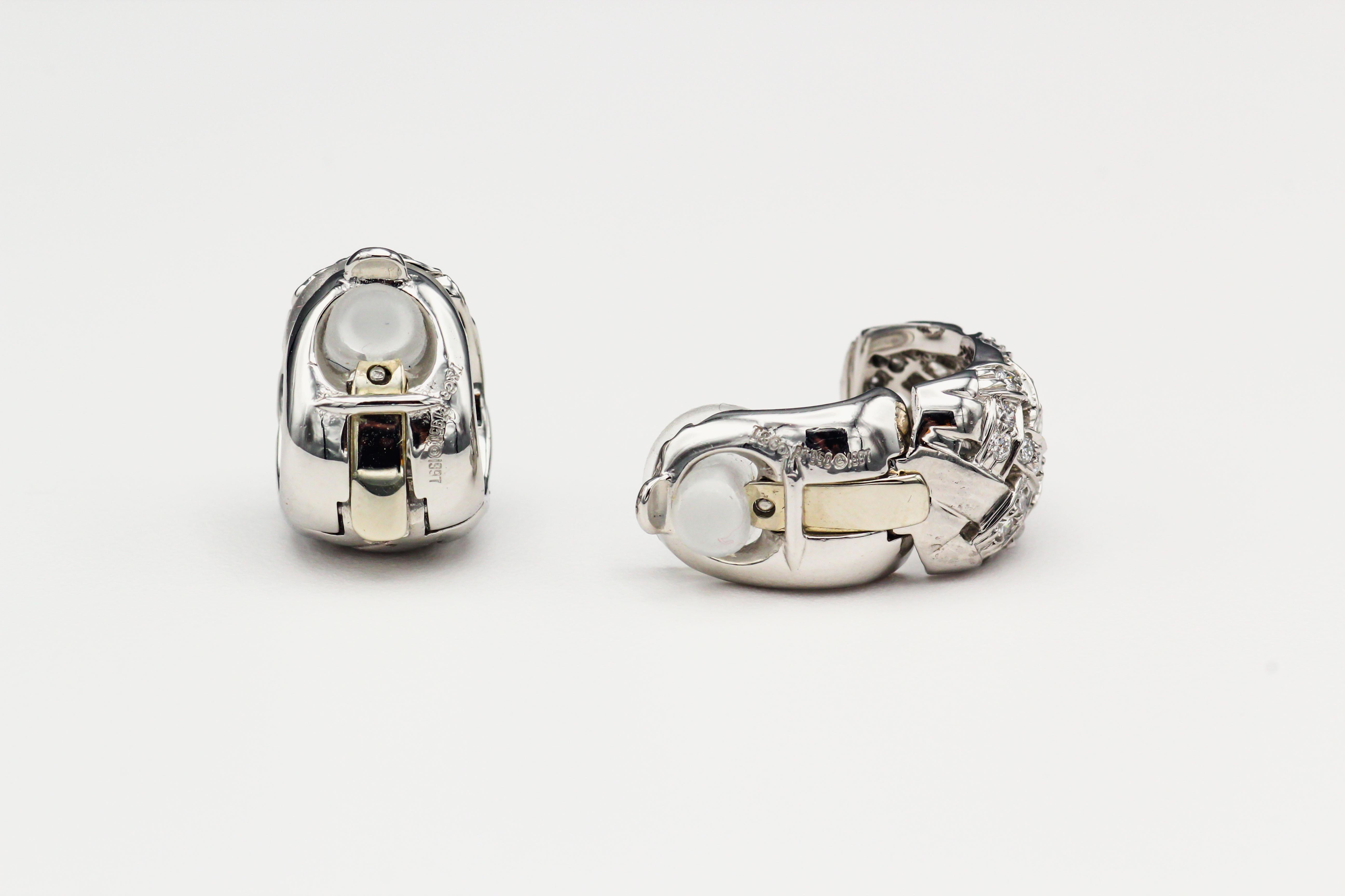 Tiffany & Co. Diamant Vannerie  Boucles d'oreilles Huggies en platine Bon état - En vente à Bellmore, NY