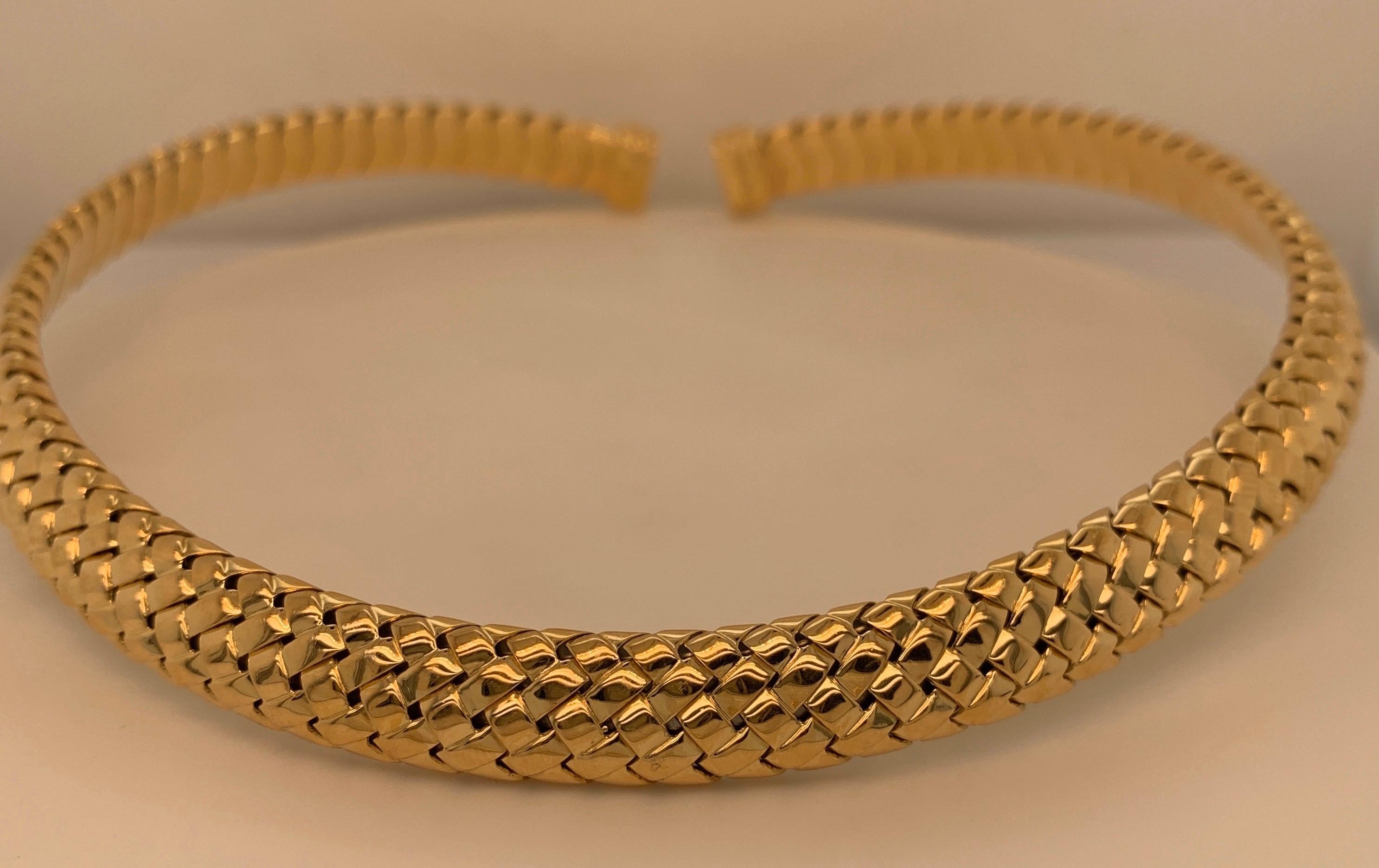 Vintage Tiffany & Co. Vannerie Torque choker necklace.
This timelessly elegant choker necklace crafted in 18K yellow Gold features an interwoven basket weave ‏design.This beautiful piece has a wire like flexibility with capped ends to fit around the