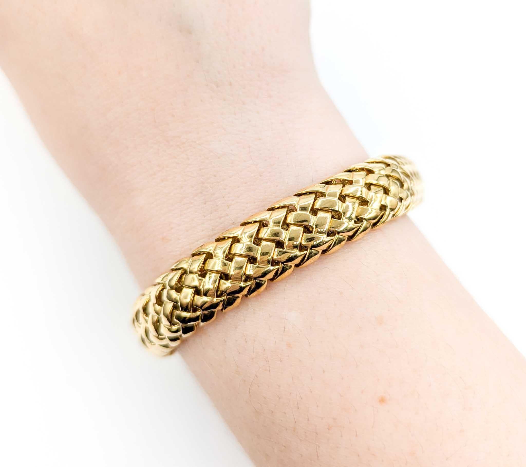 Tiffany & Co. Vannerie Gewebtes Armband aus 18 Karat Gelbgold

Dieses wunderschöne Armband ist aus 18 Karat Gelbgold gefertigt und zeigt das kultige Tiffany & Co. Geflochtenes Vannerie-Design, das einen raffinierten und luxuriösen Look bietet.