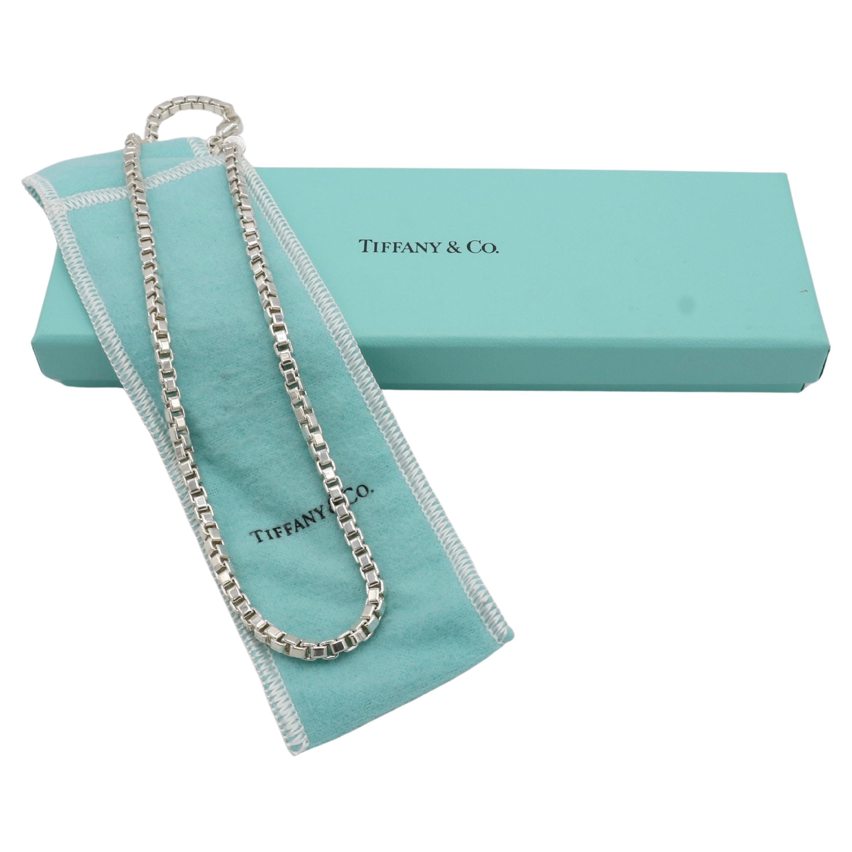 Tiffany & Co. Venetian Sterlingsilber Box Kette Gliederhalskette 
Metall: Sterling Silber 925
Gewicht: 38.9 Gramm
Breite: 4 mm
Länge: 17 Zoll
Gezeichnet: ©Tiffany & Co. 925