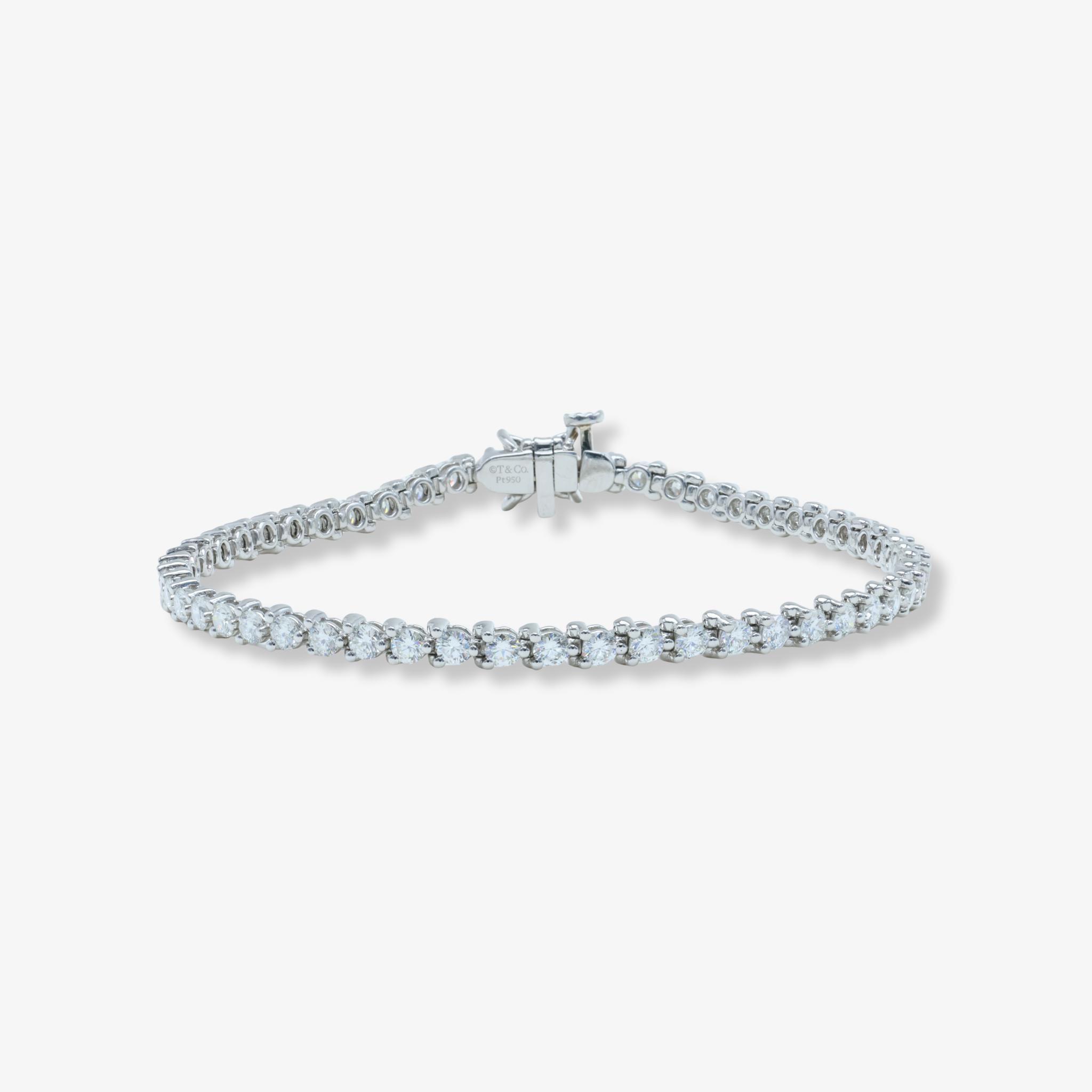 L'iconica Tiffany & Co. Bracciale Collection'S con 3,08 carati di diamanti rotondi a brillante e a forma di marquise in platino. Taglia media, 7 pollici.
_

Scopri l'eleganza senza tempo di Tiffany & Co. Bracciale Victoria™, un celebre design che
